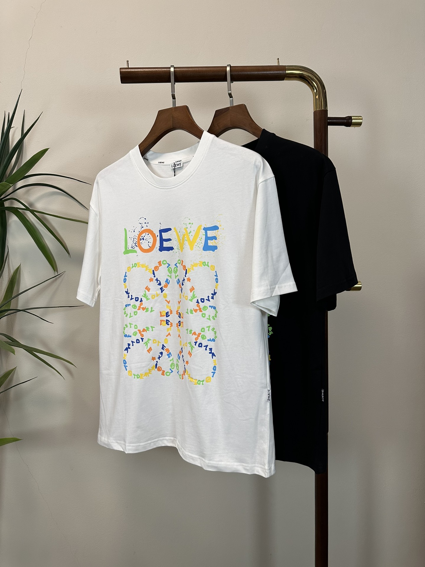 NO:423577,Luo Yiwei 2025 new round neck short-sleeved T-shirt high-end version!  Customized fabrics for counters are breathable and comfortable, with impeccable details, and the brand element design concept reflects high quality. The feel is delicate and soft!  It is casually cut, with a great upper body style!  Code number M-3XL, loewe, T-shirt,tees, t-shirt,alexander wang19860909罗意威 2025新款 圆领 短袖 T恤 高端版本！专柜定制面料 透气舒适度高,细节无可挑剔,品牌元素设计理念,体现高品质.手感细腻柔软！呈现休闲裁剪,上身版型超赞！ 码数M-3XL,,loewe,T-shirt,tees，t-shirt,alexander wang,Men's clothing