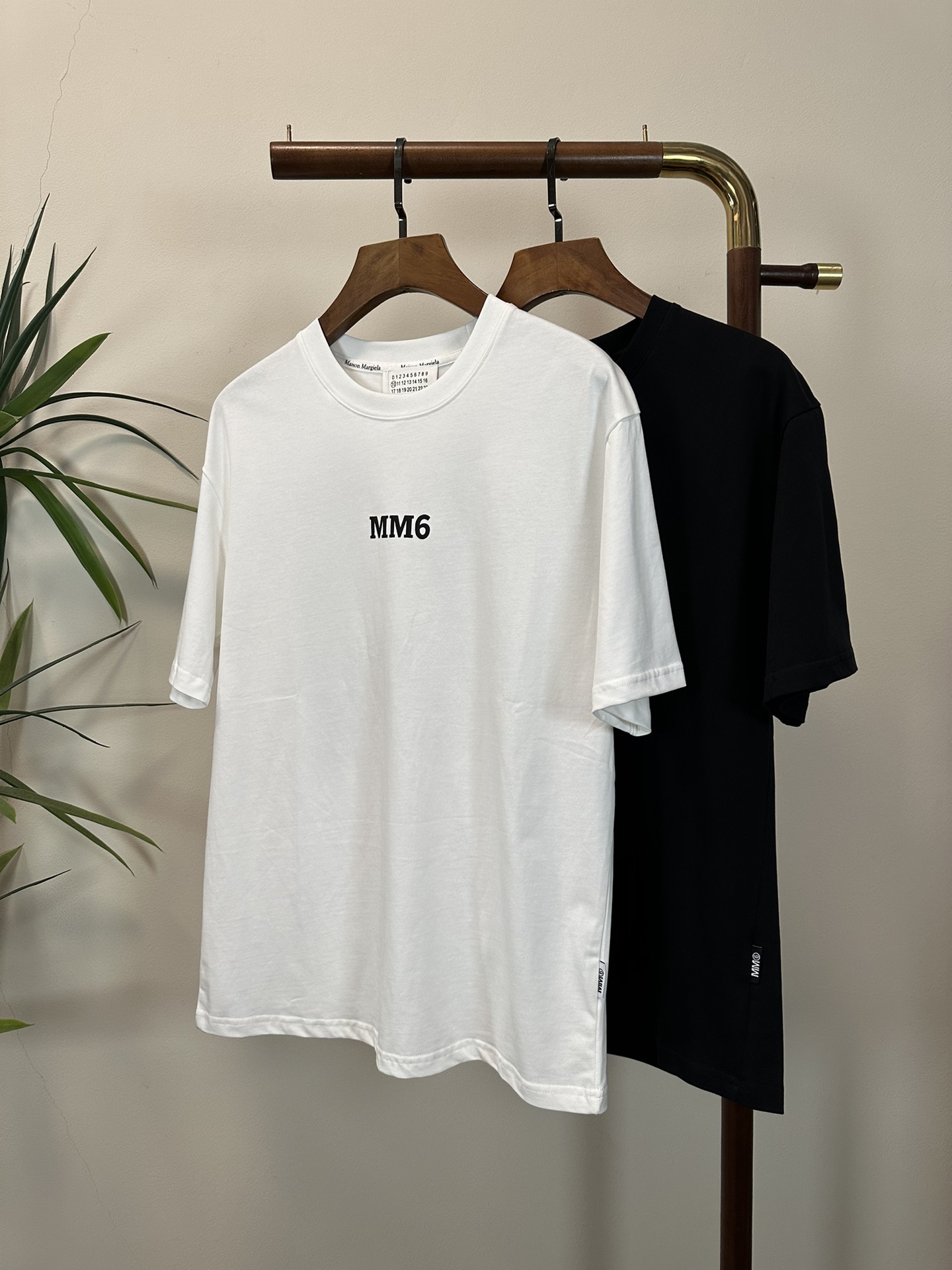 NO:423586,Majira 2025 new round neck short-sleeved T-shirt high-end version!  Customized fabrics for counters are breathable and comfortable, with impeccable details, and the brand element design concept reflects high quality. The feel is delicate and soft!  It is casually cut, with a great upper body style!  Code number M-3XL,,masion margiela,T-shirt,tees,t-shirt,alexander wang19860909马吉拉 2025新款 圆领 短袖 T恤 高端版本！专柜定制面料 透气舒适度高,细节无可挑剔,品牌元素设计理念,体现高品质.手感细腻柔软！呈现休闲裁剪,上身版型超赞！ 码数M-3XL,,masion margiela,T-shirt,tees，t-shirt,alexander wang,Men's clothing