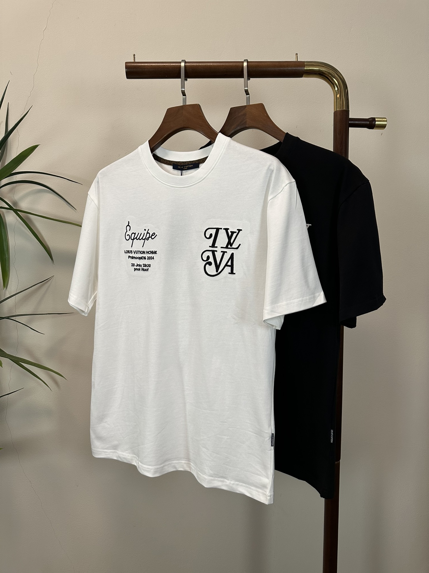 NO:423595,LV Louis Vuitton 2025 new round neck short-sleeved T-shirt high-end version!  Customized fabrics for counters are breathable and comfortable, with impeccable details, and the brand element design concept reflects high quality. The feel is delicate and soft!  It is casually cut, with a great upper body style!  Code number M-3XL, louis vuitton,louis vuitton,t-shirt,tees,t-shirt,alexander wang19860909LV 路易威登 2025新款 圆领 短袖 T恤 高端版本！专柜定制面料 透气舒适度高,细节无可挑剔,品牌元素设计理念,体现高品质.手感细腻柔软！呈现休闲裁剪,上身版型超赞！ 码数M-3XL,,louis vuitton,louis vuitton,T-shirt,tees，t-shirt,alexander wang,Men's clothing