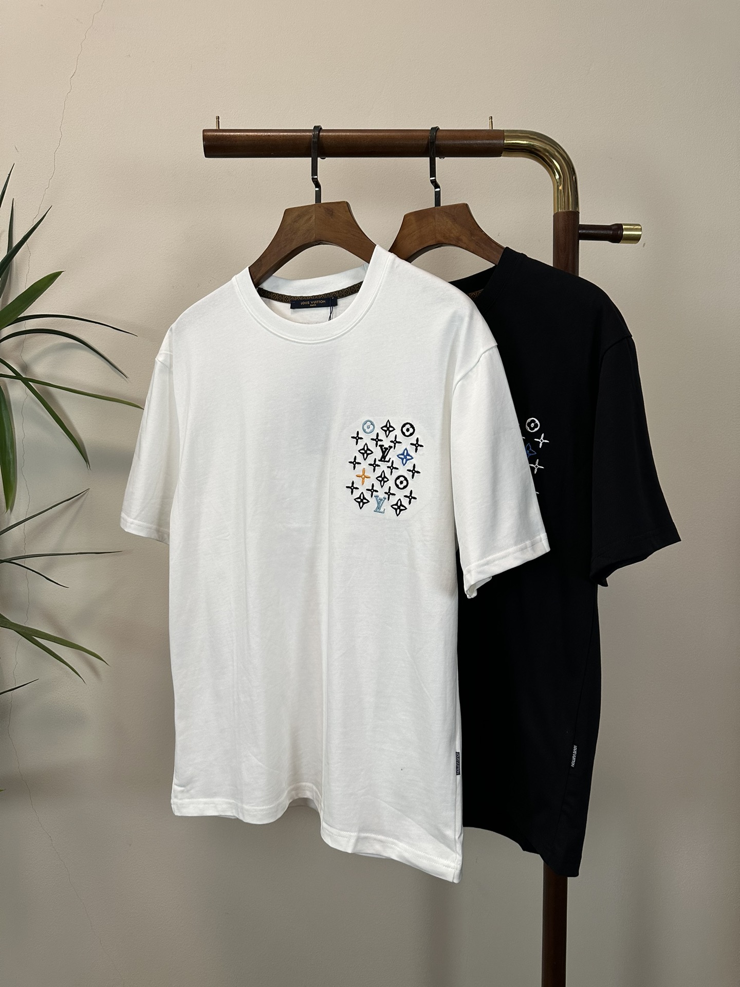 NO:423605,Burberry 2025 new round neck short-sleeved T-shirt high-end version!  Customized fabrics for counters are breathable and comfortable, with impeccable details, and the brand element design concept reflects high quality. The feel is delicate and soft!  It is casually cut, with a great upper body style!  Code number M-3XL, burberry, T-shirt,tees, t-shirt,alexander wang19860909巴宝莉 2025新款 圆领 短袖 T恤 高端版本！专柜定制面料 透气舒适度高,细节无可挑剔,品牌元素设计理念,体现高品质.手感细腻柔软！呈现休闲裁剪,上身版型超赞！ 码数M-3XL,,burberry,T-shirt,tees，t-shirt,alexander wang,Men's clothing