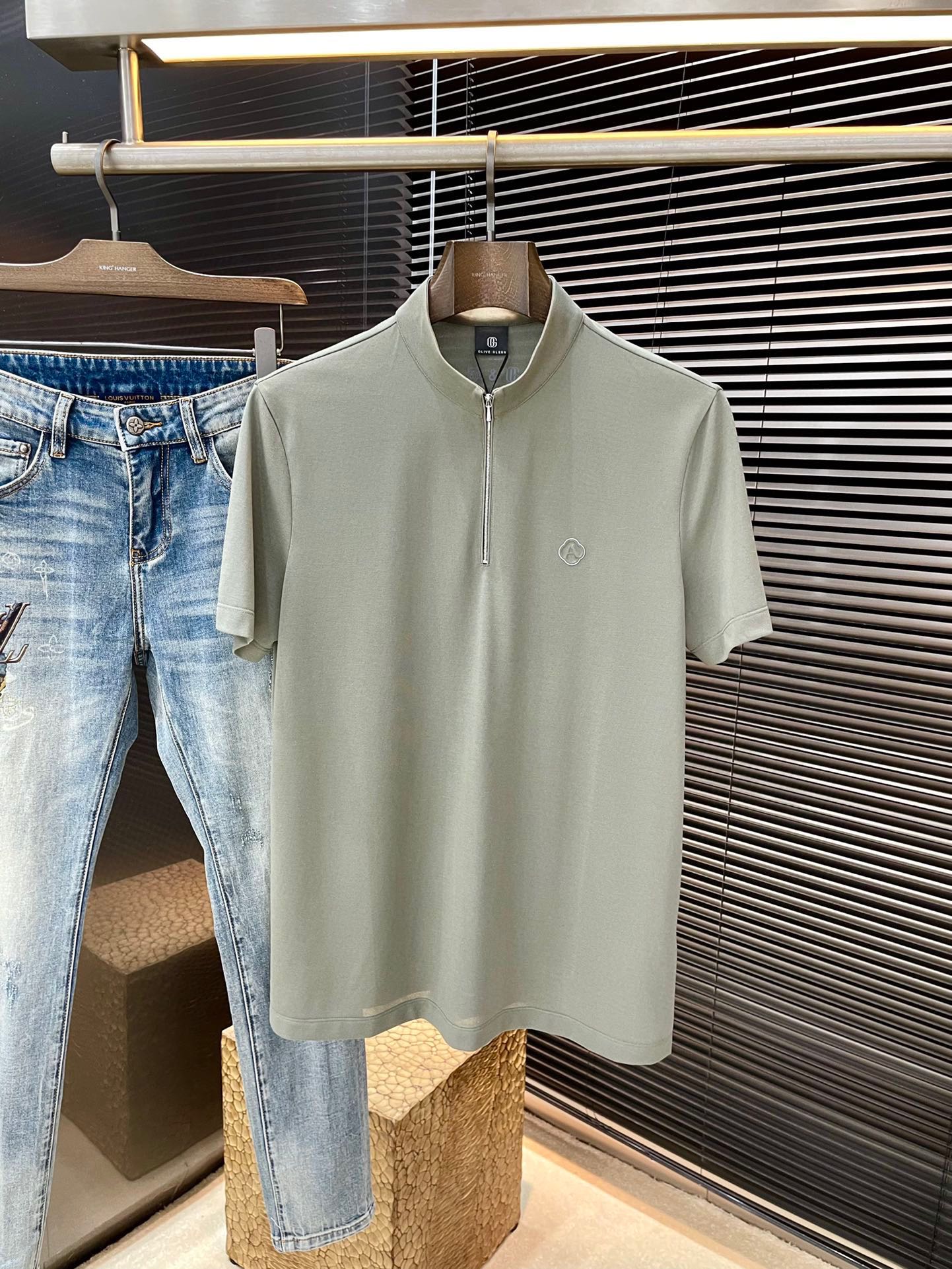 NO:427147,P Guc… (Gujia) The latest stand-up collar short sleeves in spring and summer, using the latest mulberry silk fabric, which is resistant to washing and not easy to fade, has a soft feel and soft and comfortable composition. Classic design style, special customization, simple cutting method, reflecting the extraordinary craftsmanship of workers, full of high-end fashion sense!  The style is quite good and casual and versatile. Size M-3XL is shipped the next day, gucci, gucci, T-shirt, alexander wang19860909P  Guc…（古家）年春夏最新款立领短袖,采用最新桑蚕丝面料,耐水洗不易掉色,手感柔软、成分柔软舒适 经典设计风格 特殊定制 简单的裁剪方式拼接,体现出工人不凡的工艺,高端时尚感十足！版型相当赞休闲百搭款.尺码 M-3XL 隔天出货,,gucci,gucci,T-shirt,alexander wang,Men's clothing