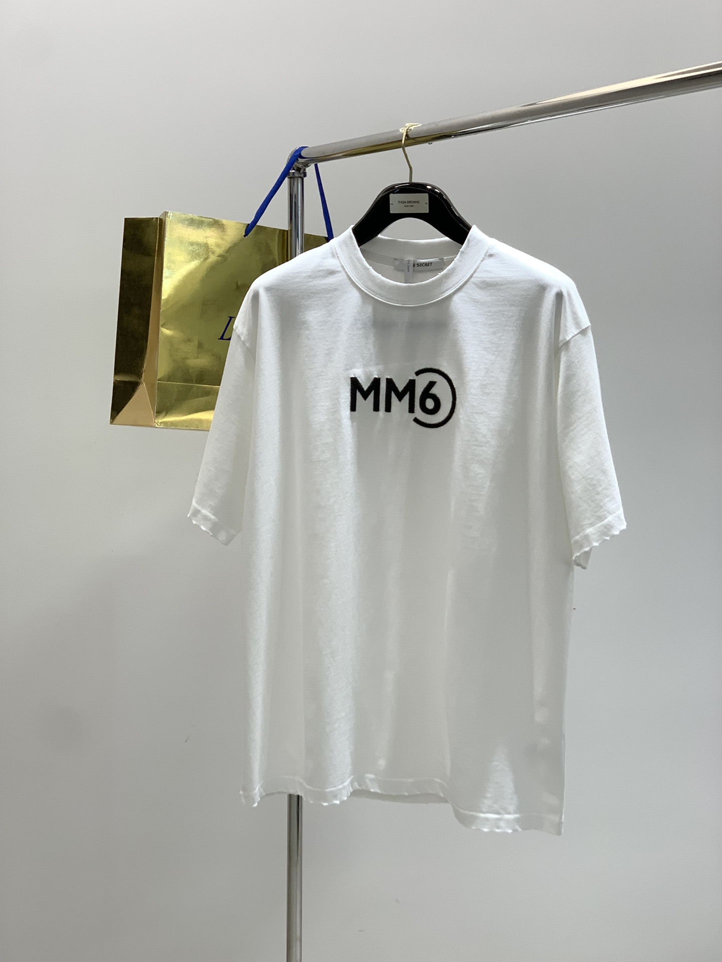 NO:424821,,Maison Margiela, the latest summer products, available at the counter at the same time, original singles, fashionable and casual round neck short-sleeved T-shirt, comfortable on the upper body!  It is eye-catching and has highlights. It uses imported original fabrics and top-grade embroidery craft letter pattern logo. It is simple but not lacks fashion, and the upper body is very handsome!  2 colors recommendation, code number S-L,,masion margiela,T-shirt,tees,t-shirt,alexander wang19860909,Maison Margiela马吉拉,夏季最新品,专柜同步有售,原单狠货,时尚休闲圆领短袖T恤,上身舒适！吸睛而有亮点,采用进口原版面料,顶级刺绣工艺字母图案logo,简单而不失时尚,上身帅气十足！2色推荐,码数S-L,,masion margiela,T-shirt,tees，t-shirt,alexander wang,Men's clothing