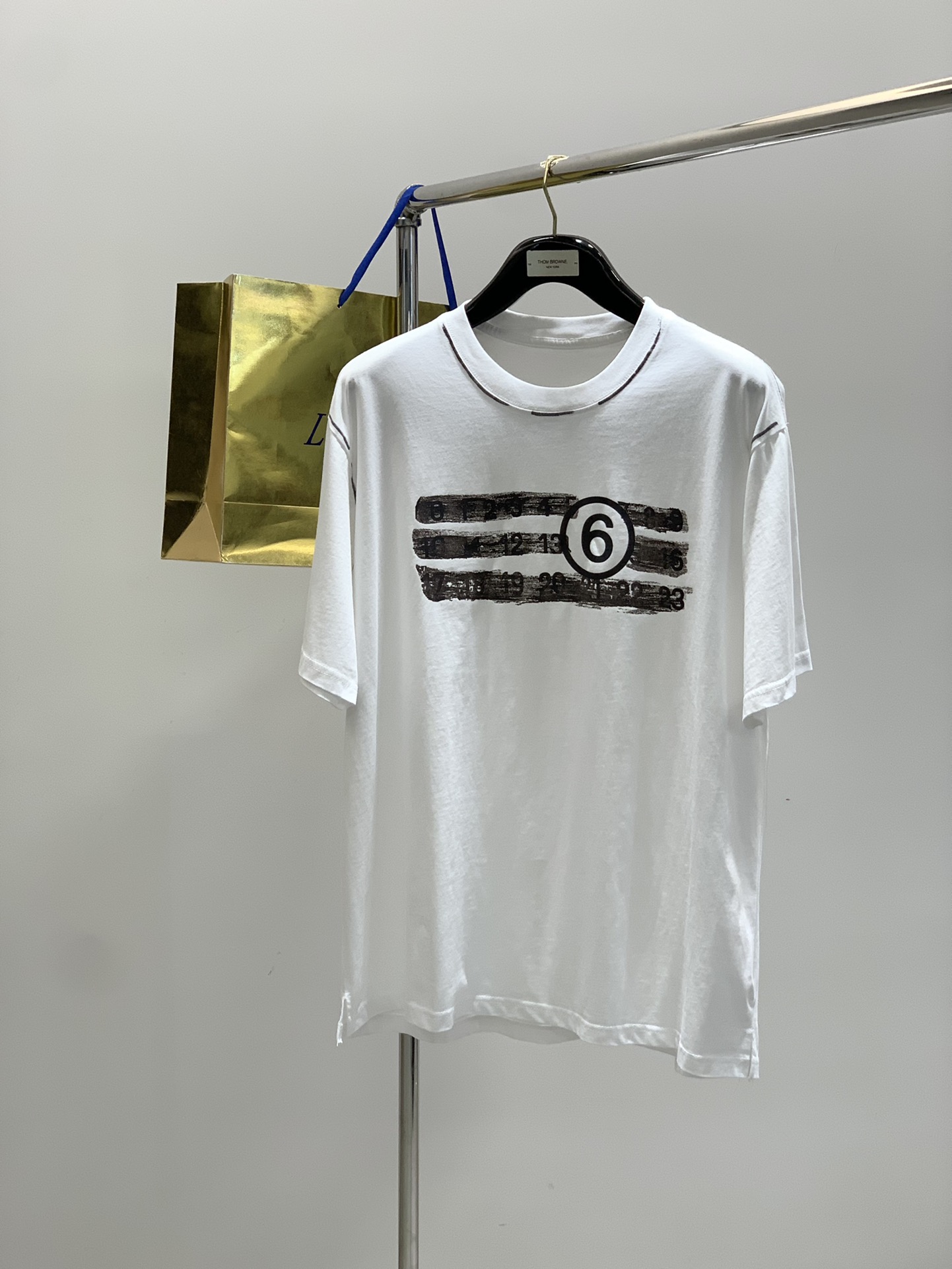 NO:424830,,Maison Margiela, the latest summer products, available at the counter at the same time, original singles, fashionable and casual round neck short-sleeved T-shirt, comfortable on the upper body!  It is eye-catching and has highlights. It uses imported original fabrics and top-grade printed craft letter pattern logo. It is simple but not lacks fashion, and the upper body is very handsome!  2 colors recommended, code number M-2XL,,masion margiela,T-shirt,tees,t-shirt,alexander wang19860909,Maison Margiela马吉拉,夏季最新品,专柜同步有售,原单狠货,时尚休闲圆领短袖T恤,上身舒适！吸睛而有亮点,采用进口原版面料,顶级印花工艺字母图案logo,简单而不失时尚,上身帅气十足！2色推荐,码数M-2XL,,masion margiela,T-shirt,tees，t-shirt,alexander wang,Men's clothing