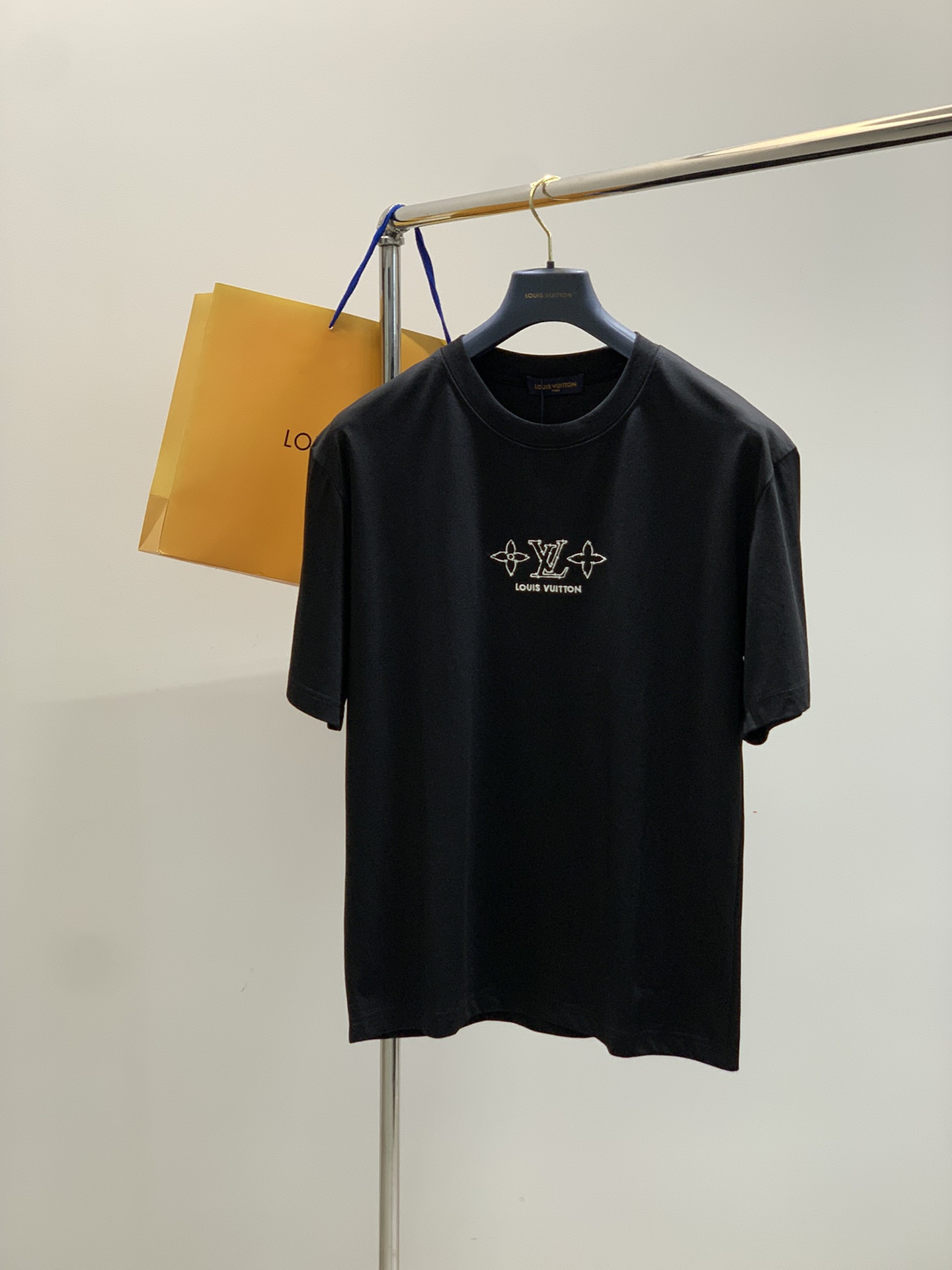 NO:424881,,LouisVuitton, the latest summer model, available at the counter at the same time, original singles, fashionable and casual round neck short-sleeved T-shirt, very distinctive on the upper body!  Eye-catching and highlighted, imported original fabric, top-grade embroidery craft letter pattern decorative logo, simple but not lacking in fashion, classic and atmospheric, comfortable and breathable, handsome and stylish on the upper body, 2 colors recommended, code number S-XL,, louis vuitton, louis vuitton, T-shirt,tees, t-shirt,alexander wang19860909,LouisVuitton 路易威登,夏季最新款,专柜同步有售,原单狠货,时尚休闲圆领短袖T恤,上身很有特点！吸睛而有亮点,进口原版面料,顶级刺绣工艺字母图案装饰Logo,简单而不失时尚,经典大气,舒适透气,上身帅气有型,2色推荐,码数S-XL,,louis vuitton,louis vuitton,T-shirt,tees，t-shirt,alexander wang,Men's clothing