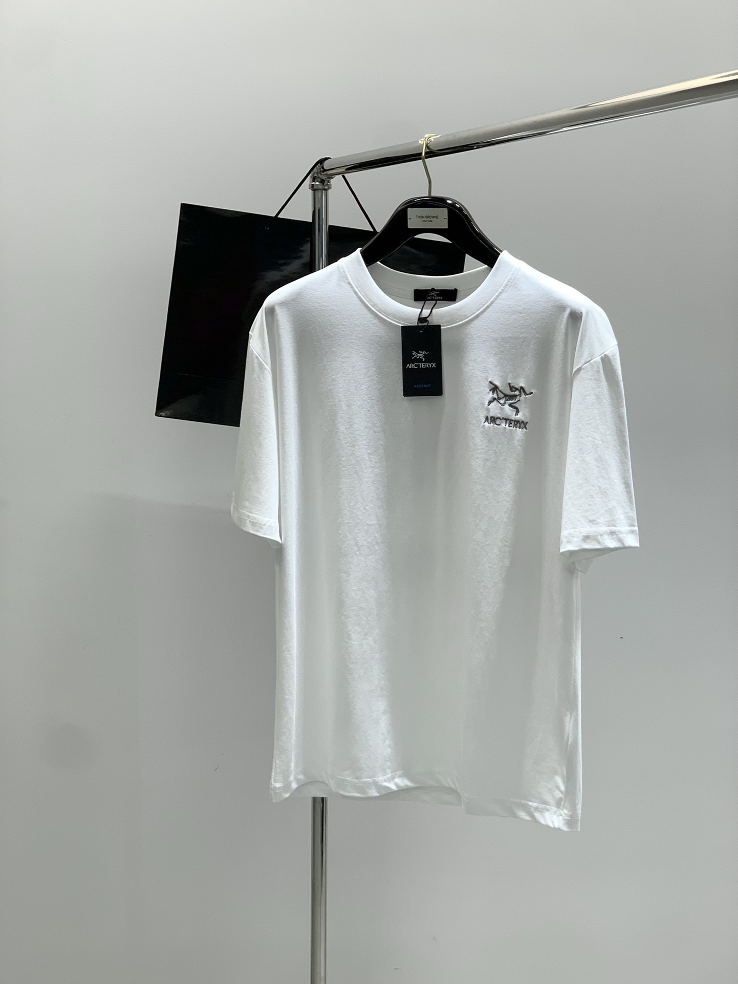 NO:424846,,ARCTERYX Archaeoptera bird, new summer AW products, fashionable and casual round neck short-sleeved T-shirts, available at the same time for counters, original singles, imported original fabrics, extremely complex craftsmanship, fairly elegant and fashionable visuals, noble and elegant, from the main fabric to the detailed craftsmanship, showing the ingenuity of fashion, 2 colors recommendations, codes S-XL, arc'teryx, T-shirt,tees, t-shirt, alexander wang19860909,ARCTERYX 始祖鸟,夏季AW新品,时尚休闲圆领短袖T恤,专柜同步有售,原单狠货,进口原版面料,工艺极度复杂,视觉相当雅致时髦,高贵而优雅,从主体面料到细节工艺,彰显时装的匠心所在,2色推荐,码数S-XL,arc'teryx,T-shirt,tees，t-shirt,alexander wang,Men's clothing