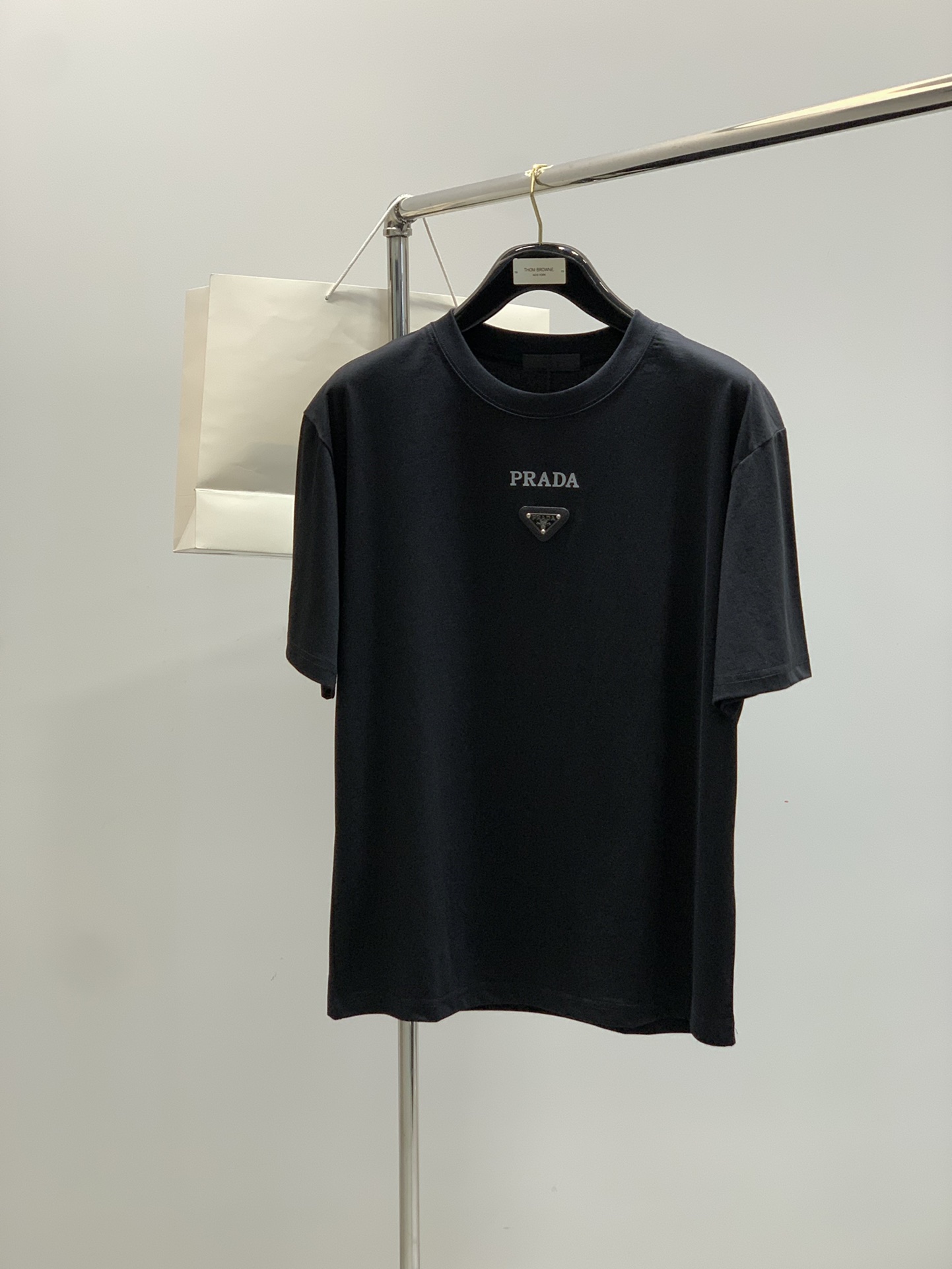 NO:424873,,PRADA Prada, the latest summer products, available at the counter at the same time, fashionable and casual round neck short-sleeved T-shirt, imported original fabric, extremely complex workmanship, the only channel to be used as a purchasing agent level, top-level printing craft letter pattern logo, extremely high grade, comfortable and versatile, handsome and stylish upper body, 2 colors recommendation, S-XL,,prada,prada,T-shirt,tees,t-shirt,alexander wang19860909,PRADA 普拉达,夏季最新品,专柜同步有售,时尚休闲圆领短袖T恤,进口原版面料,做工极为复杂,唯一可以做代购级别的渠道狠货,顶级印花工艺字母图案logo,档次极高,舒适百搭,上身帅气有型,2色推荐,码数S-XL,,prada,prada,T-shirt,tees，t-shirt,alexander wang,Men's clothing