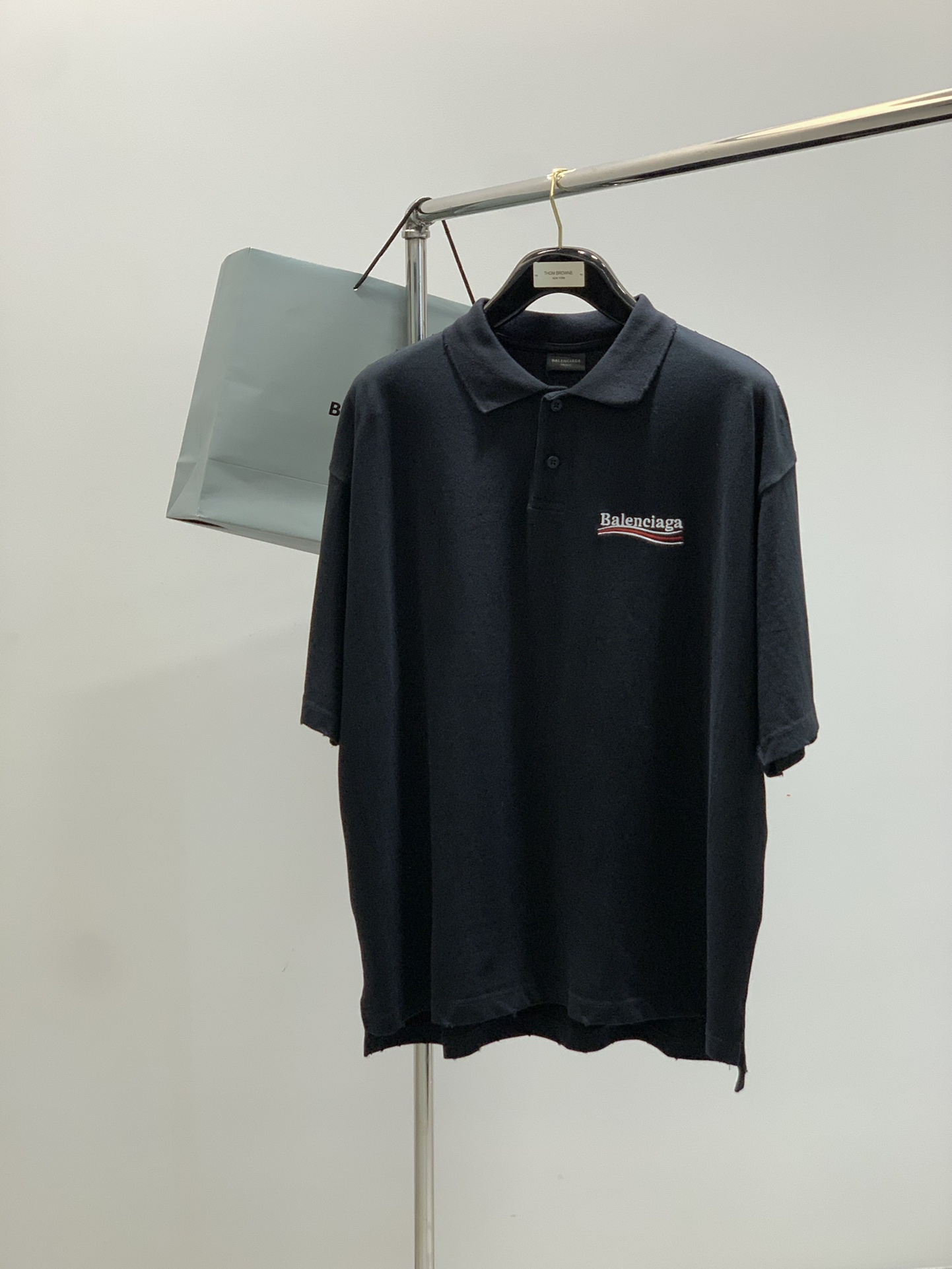 NO:424894,,Balenciaga Balenciaga, the latest summer model, special counters are available at the same time, original singles, popular fashion casual lapel short-sleeved T-shirt, imported original fabric, unique design, top-grade embroidery craft letter pattern decoration logo, simple and fashionable, handsome upper body, complete three standards, size XS-L Size XSSML Clothes 74767880 Bust 128132136140 Shoulder width 55575961 /,,balenciaga,balenciaga,T-shirt,tees,t-shirt,alexander wang19860909,Balenciaga 巴黎世家,夏季最新款,专柜同步有售,原单狠货,爆款时尚休闲翻领短袖T恤,进口原版面料,独特设计,顶级刺绣工艺字母图案装饰logo,简约时尚 ,上身帅气,三标齐全,码数XS-L 尺码XSSML 衣长74767880 胸围128132136140 肩宽55575961 /,,balenciaga,balenciaga,T-shirt,tees，t-shirt,alexander wang,Men's clothing