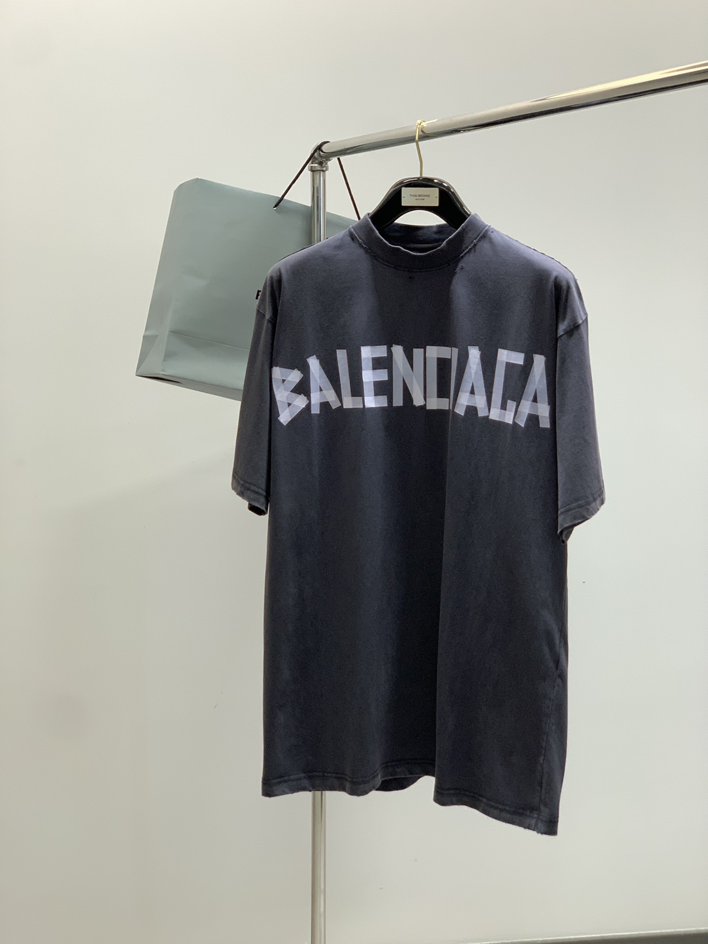 NO:424797,,Balenciaga Balenciaga, the latest summer model, special counters are available at the same time, original singles, hot fashion casual round neck short-sleeved T-shirt, imported original fabric, unique design, top-grade printing craft letter pattern decoration logo, simple and fashionable, handsome upper body, complete three standards, size XS-L size XSSML 74767880 Bust 110114118122 Shoulder width 50525456,,balenciaga,balenciaga,T-shirt,tees,t-shirt,alexander wang19860909,Balenciaga 巴黎世家,夏季最新款,专柜同步有售,原单狠货,爆款时尚休闲圆领短袖T恤,进口原版面料,独特设计,顶级印花工艺字母图案装饰logo,简约时尚 ,上身帅气,三标齐全,码数XS-L 尺码XSSML 衣长74767880 胸围110114118122 肩宽50525456,,balenciaga,balenciaga,T-shirt,tees，t-shirt,alexander wang,Men's clothing