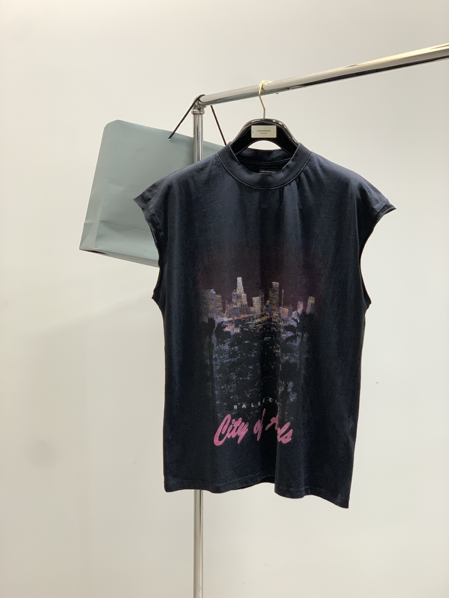 NO:424837,,Balenciaga Balenciaga, the latest summer model, available at the counter at the same time, original singles, popular fashion casual round neck sleeveless top, imported original fabric, unique design, top-grade printing craft letter pattern decoration logo, simple and fashionable, handsome upper body, complete three standards, S-XL size SMLXL length 72737475 shoulder width 54565860 bust 55575961 foot circumference 55575961, ,balenciaga,balenciaga,alexander wang19860909,Balenciaga 巴黎世家,夏季最新款,专柜同步有售,原单狠货,爆款时尚休闲圆领无袖上衣,进口原版面料,独特设计,顶级印花工艺字母图案装饰logo,简约时尚 ,上身帅气,三标齐全,码数S-XL 尺码SMLXL 衣长72737475 肩宽54565860 胸围55575961 脚围55575961,,balenciaga,balenciaga,alexander wang,Men's clothing