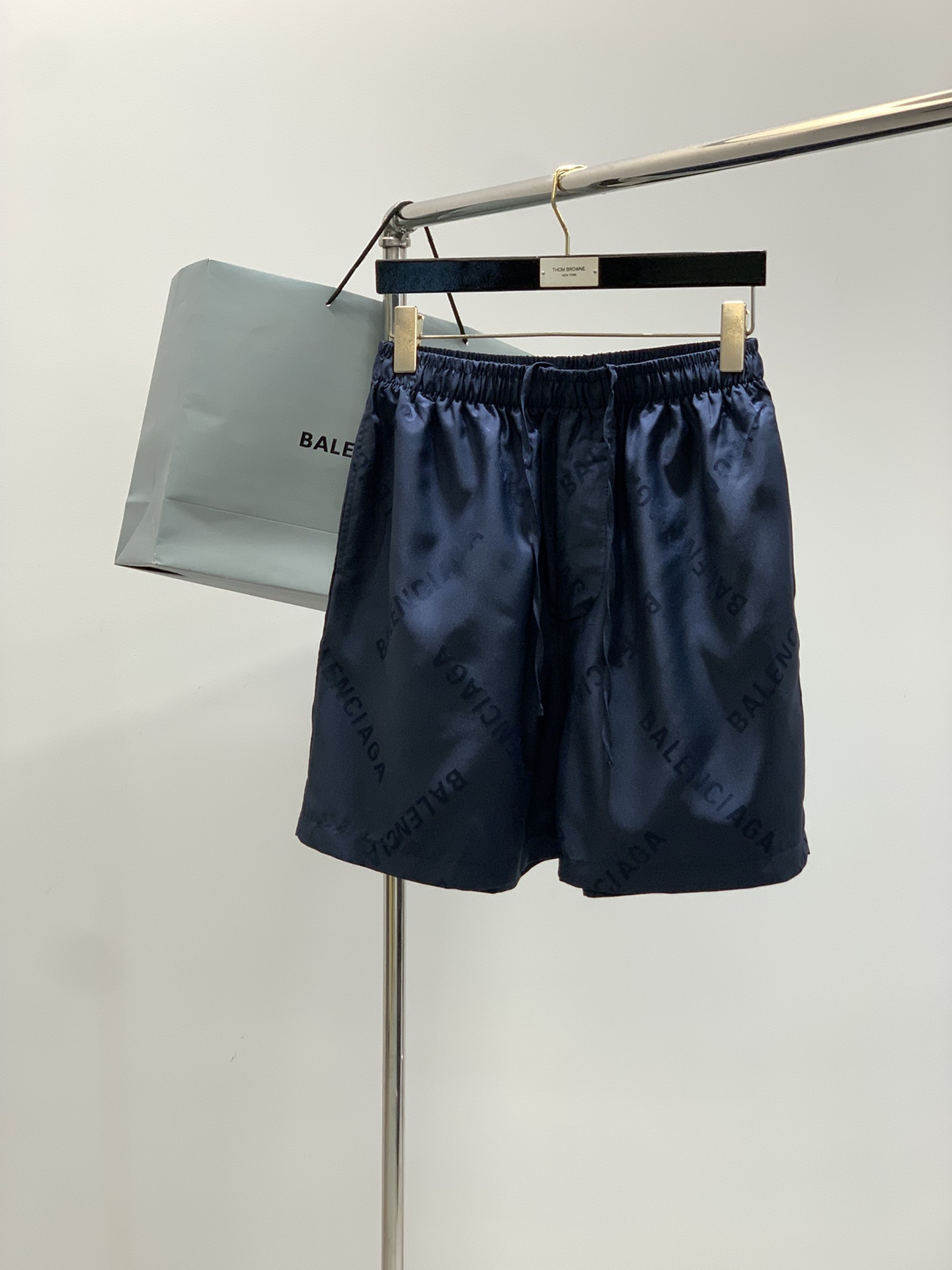 NO:424822,,Balenciaga Balenciaga, the latest summer products, the counter is available at the same time, original singles, fashionable casual shorts, imported original wash elastic fabric, comfortable and elastic, top jacquard craft letter pattern logo, original hardware and auxiliary decoration, super positive style, comfortable and breathable, counter quality, handsome and stylish upper body, complete three standards, 46-52 Size 46485052 Pants length 45474951 Waist circumference 68727680 Hips circumference 130134138142,,balenciaga,balenciaga, shorts,alexander wang19860909,Balenciaga 巴黎世家,夏季最新品,专柜同步有售,原单狠货,时尚休闲短裤,进口原版水洗弹力面料,舒适有弹性,顶级提花工艺字母图案Logo,原版五金辅料装饰,版型超正,舒适透气,专柜品质,上身帅气有型,三标齐全,码数46-52 尺码46485052 裤长45474951 腰围68727680 臀围130134138142,,balenciaga,balenciaga,shorts,alexander wang,Men's clothing