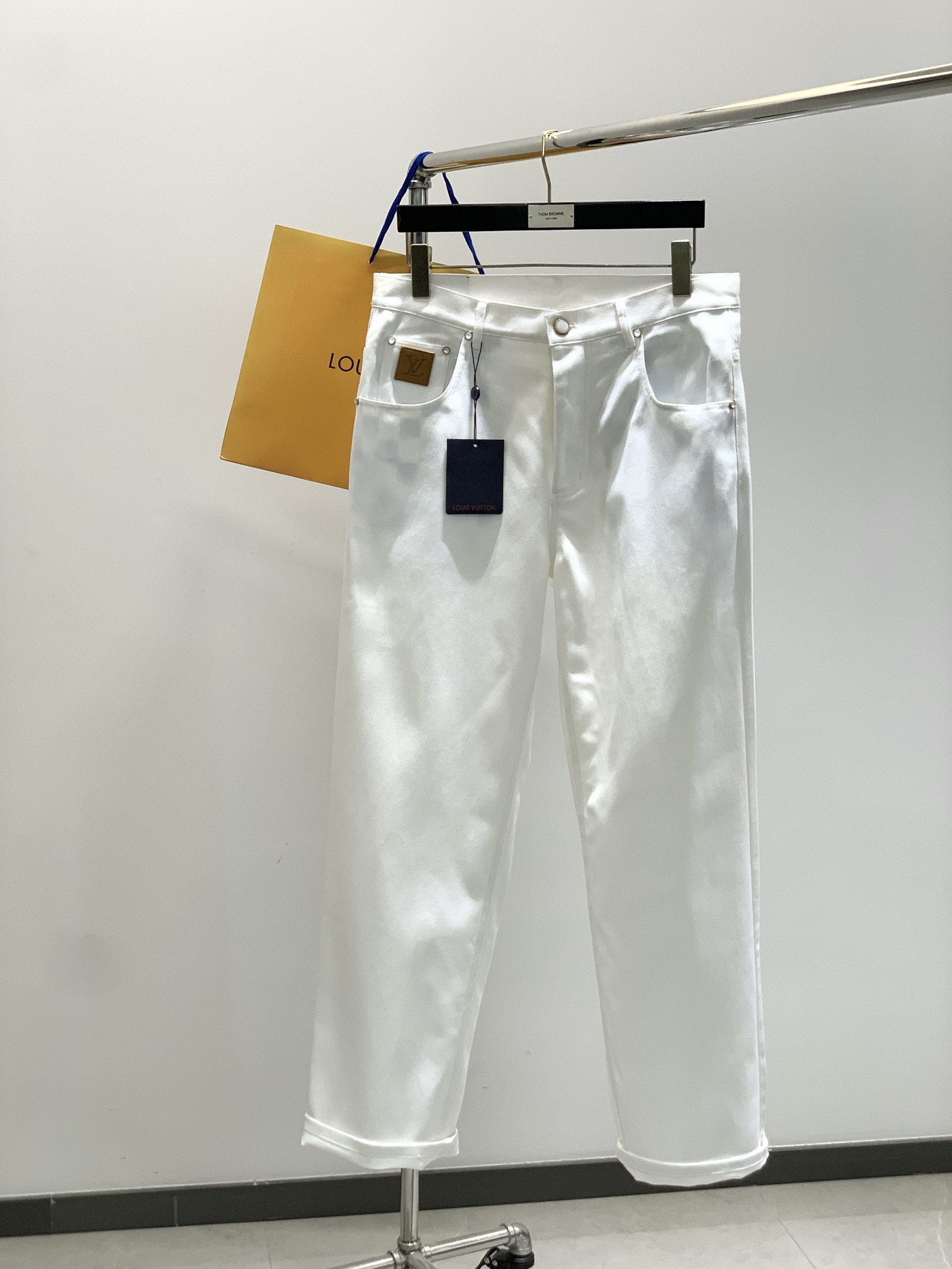 NO:424760,,Louis Vuitton, new spring style, special counters are available at the same time, original single product, washable casual jeans, imported original washing elastic fabric, comfortable and elastic, top-grade printing craft letter pattern logo, original hardware accessories decoration, unique design, comfortable and breathable, top body handsome, S-XL size SMXLL trousers length 106107108109 Waist circumference 82869094 hip circumference 100104108112,,louis vuitton,louis vuitton,jeans,alexander wang19860909,LouisVuitton 路易威登,春季新款,专柜同步有售,原单狠货,水洗休闲牛仔裤,进口原版水洗弹力面料,舒适有弹性,顶级印花工艺字母图案logo,原版五金辅料装饰,独特设计,舒适透气,上身帅气十足,码数S-XL 尺码SMXLL 裤长106107108109 腰围82869094 臀围100104108112,,louis vuitton,louis vuitton,jeans,alexander wang,Men's clothing