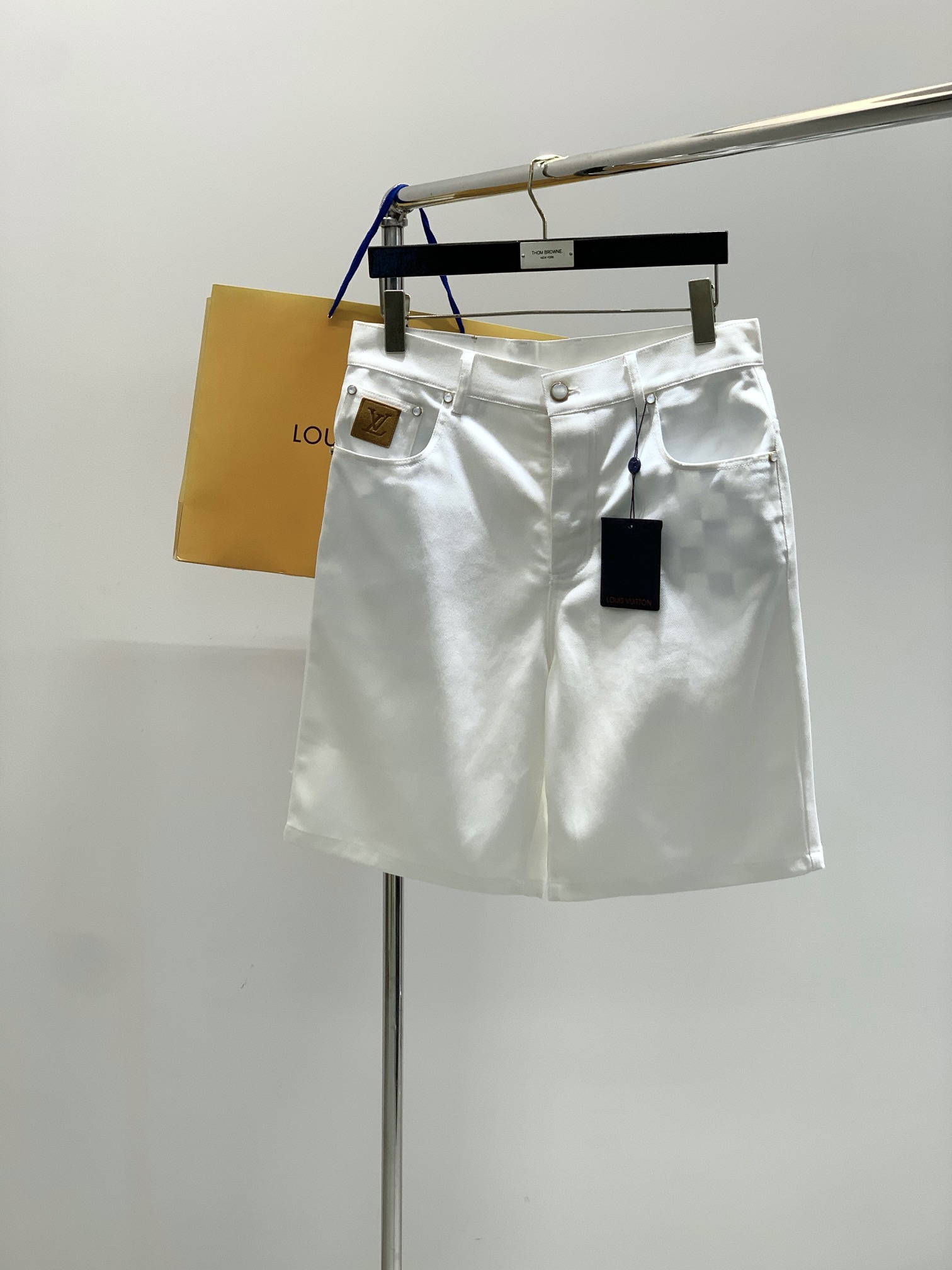 NO:424806,,Louis Vuitton, new summer style, special counters are available at the same time, original single product, wash casual denim shorts, imported original washing elastic fabric, comfortable and elastic, top-grade printing craft letter pattern logo, original hardware accessories decoration, unique design, comfortable and breathable, top body handsome, size 29-32 Size 29303132 Pants length 53545556 Waist circumference 79838791 hip circumference 96100104108,,louis vuitton,louis vuitton, shorts,alexander wang19860909,LouisVuitton 路易威登,夏季新款,专柜同步有售,原单狠货,水洗休闲牛仔短裤,进口原版水洗弹力面料,舒适有弹性,顶级印花工艺字母图案logo,原版五金辅料装饰,独特设计,舒适透气,上身帅气十足,码数29-32 尺码29303132 裤长53545556 腰围79838791 臀围96100104108,,louis vuitton,louis vuitton,shorts,alexander wang,Men's clothing