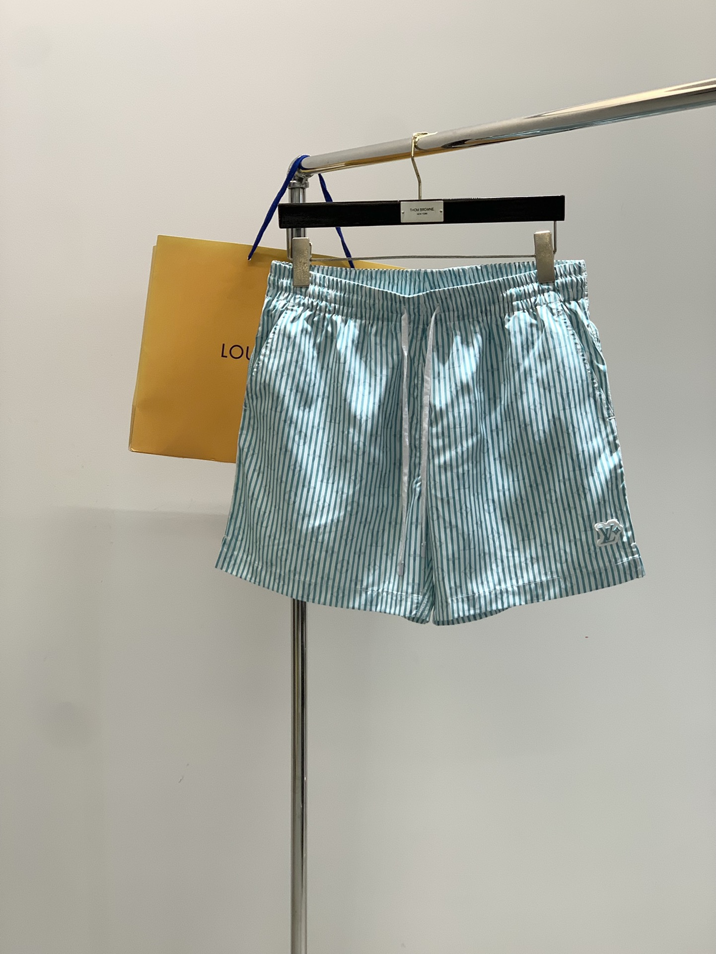 NO:424856,,LouisVuitton, the latest summer model, available at the counter at the same time, original singles, fashionable casual shorts, very distinctive on the upper body!  Eye-catching and highlighted, imported original fabric, top-grade glue-printing craft letter pattern decoration logo, original hardware and auxiliary materials decoration, simple but not lacking in fashion, classic and atmospheric, comfortable and breathable, handsome and stylish on the upper body, 2 colors recommended, S-XL Size SMLXL Pants length 4040.54141.5 Waist circumference 76808488 Sitting circumference 106110114118 Front circumference 3030.53131.5,,louis vuitton,louis vuitton, shorts,alexander wang19860909,LouisVuitton 路易威登,夏季最新款,专柜同步有售,原单狠货,时尚休闲短裤,上身很有特点！吸睛而有亮点,进口原版面料,顶级印胶工艺字母图案装饰Logo,原版五金辅料装饰,简单而不失时尚,经典大气,舒适透气,上身帅气有型,2色推荐,码数S-XL 尺码SMLXL 裤长4040.54141.5 腰围76808488 坐围106110114118 前浪3030.53131.5,,louis vuitton,louis vuitton,shorts,alexander wang,Men's clothing