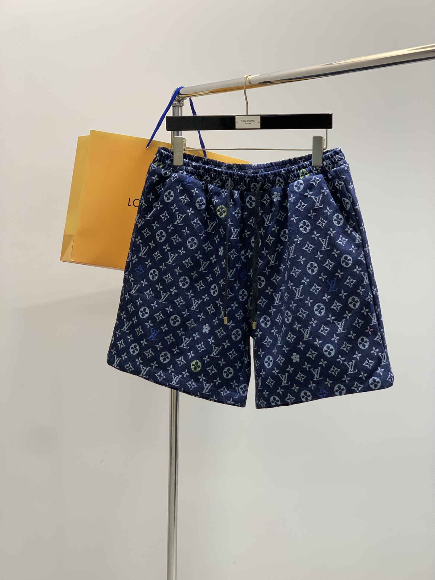 NO:424858,A set, Louis Vuitton, the latest spring and summer style, available at the counter at the same time, original singles, fashionable and casual denim short-sleeved suit, very distinctive on the upper body!  Eye-catching and highlighted, imported original fabric, top-level jacquard craft letter pattern decoration logo, original hardware and auxiliary decoration, simple but not lacking in fashion, classic and atmospheric, comfortable and breathable, handsome and stylish on the upper body, S-XXL,, louis vuitton, louis vuitton, T-shirt, alexander wang19860909一套,LouisVuitton 路易威登,春夏最新款,专柜同步有售,原单狠货,时尚休闲牛仔短袖套装,上身很有特点！吸睛而有亮点,进口原版面料,顶级提花工艺字母图案装饰Logo,原版五金辅料装饰,简单而不失时尚,经典大气,舒适透气,上身帅气有型,码数S-XXL,,louis vuitton,louis vuitton,T-shirt,alexander wang,Men's clothing