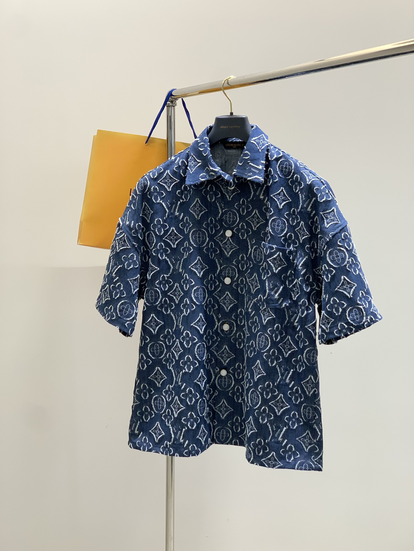 NO:424848,A set, Louis Vuitton, the latest spring and summer style, available at the counter at the same time, original singles, fashionable and casual denim short-sleeved suit, very distinctive on the upper body!  Eye-catching and highlighted, imported original fabric, top-level jacquard craft letter pattern decoration logo, original hardware and auxiliary decoration, simple but not lacking in fashion, classic and atmospheric, comfortable and breathable, handsome and stylish upper body, S-2XL,, louis vuitton, louis vuitton, T-shirt, alexander wang19860909一套,LouisVuitton 路易威登,春夏最新款,专柜同步有售,原单狠货,时尚休闲牛仔短袖套装,上身很有特点！吸睛而有亮点,进口原版面料,顶级提花工艺字母图案装饰Logo,原版五金辅料装饰,简单而不失时尚,经典大气,舒适透气,上身帅气有型,码数S-2XL,,louis vuitton,louis vuitton,T-shirt,alexander wang,Men's clothing