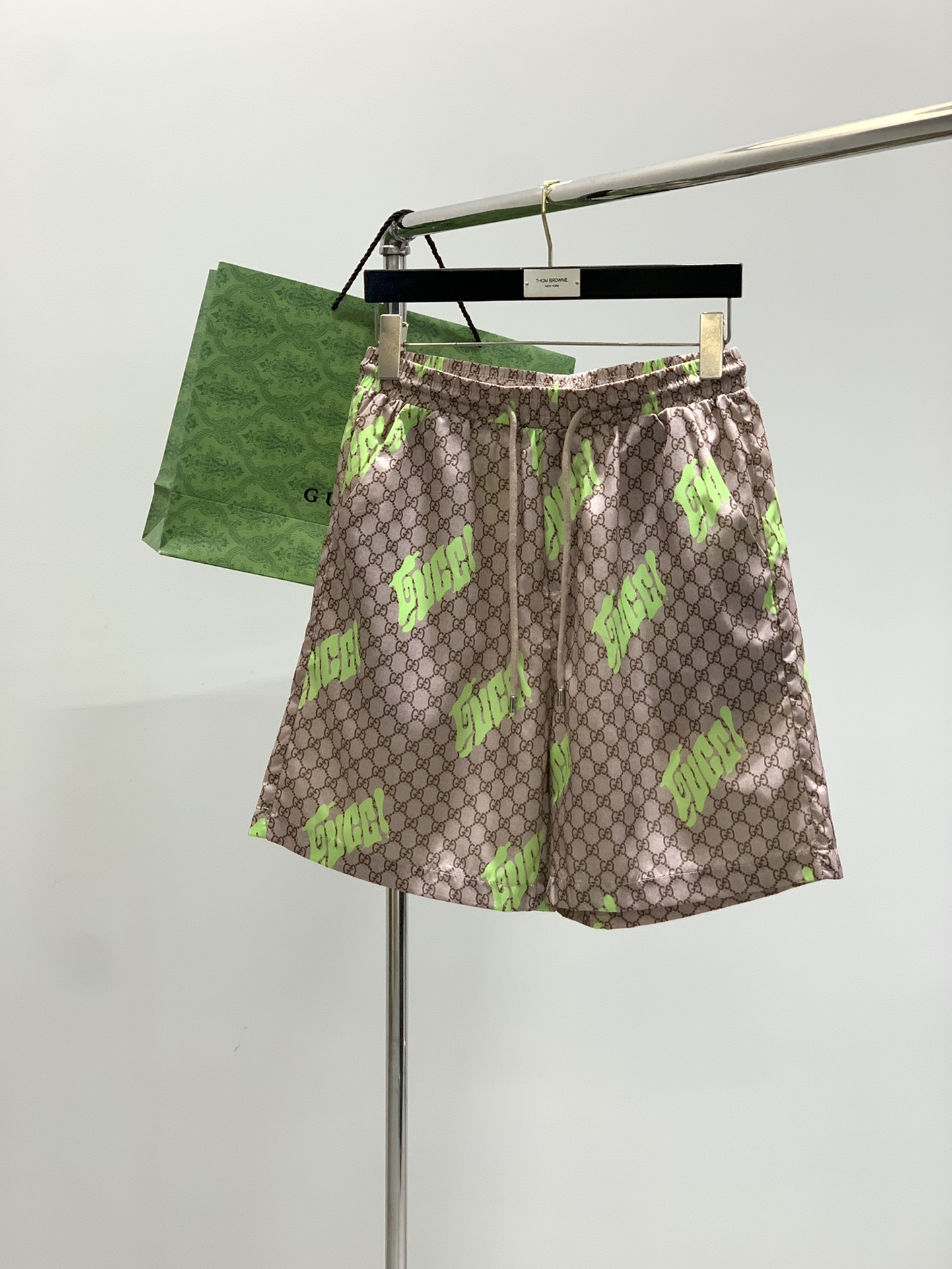 NO:424838,A set, Gucci, the latest spring model, available at the same time as the counter, original order, fashionable casual suit, very distinctive on the upper body!  Eye-catching and highlighted, imported original fabric, top-grade printing craft letter pattern decoration logo, original hardware and auxiliary materials decoration, simple but not lacking in fashion, classic and atmospheric, comfortable and breathable, handsome and stylish on the upper body, S-2XL, gucci, gucci, alexander wang19860909一套,Gucci 古驰,春季最新款,专柜同步有售,原单狠货,时尚休闲套装,上身很有特点！吸睛而有亮点,进口原版面料,顶级印花工艺字母图案装饰Logo,原版五金辅料装饰,简单而不失时尚,经典大气,舒适透气,上身帅气有型,码数S-2XL,,gucci,gucci,alexander wang,Men's clothing