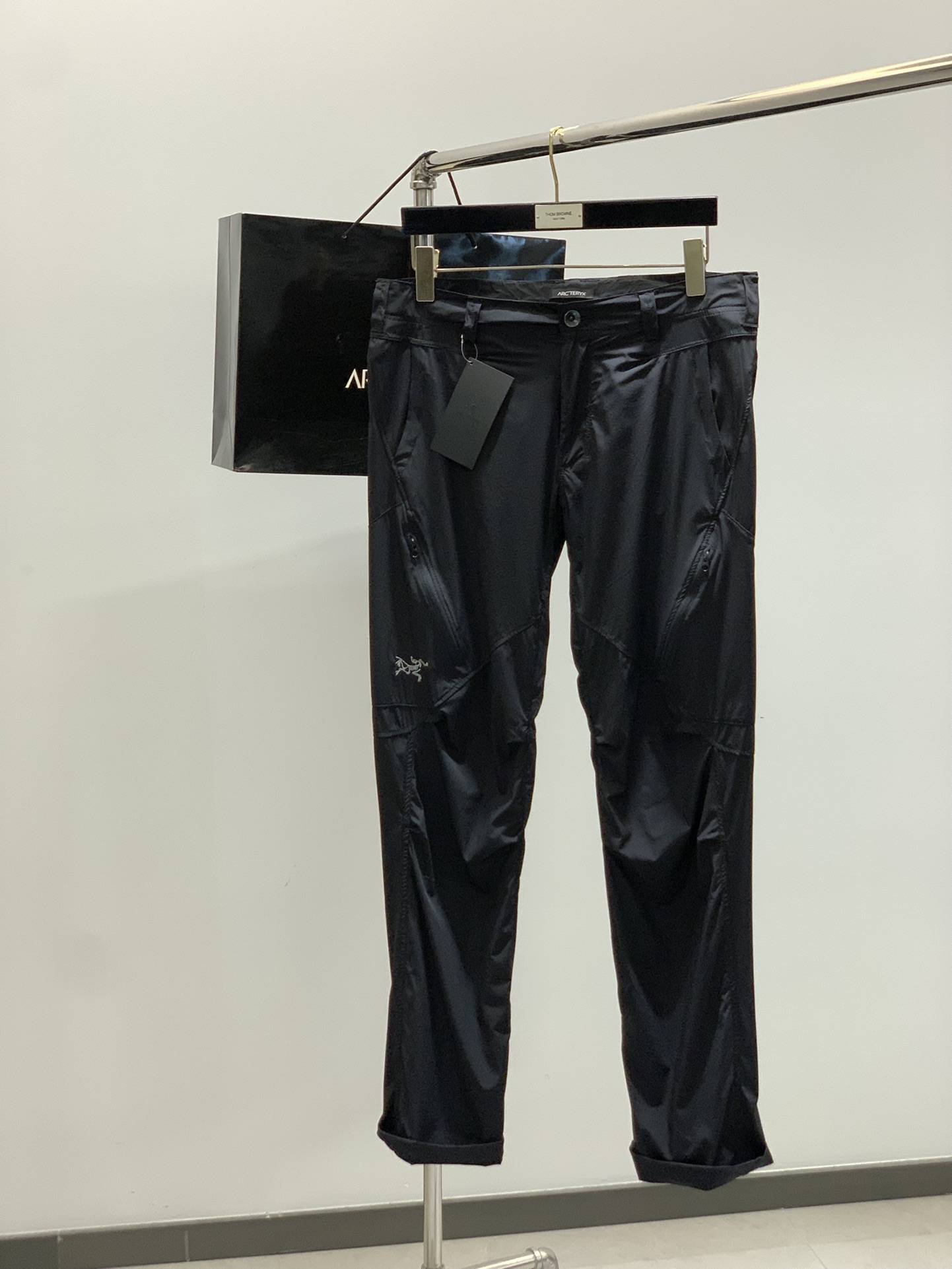 NO:433314,,ARCTERYX Archaeoptera bird, 2025 early summer new product, fashionable casual pants, special counters are available at the same time, original single product, imported original fabric, top-grade embroidery craft letter pattern logo, extremely high-end, calm and versatile, handsome and stylish on the upper body, 3 colors recommended, code number M-2XL, arc'teryx, alexander wang19860909,ARCTERYX 始祖鸟,2025初夏新品,时尚休闲裤,专柜同步有售,原单狠货,采用进口原版面料,顶级刺绣工艺字母图案logo,档次极高,从容百搭,上身帅气有型,3色推荐,码数M-2XL,arc'teryx,alexander wang,Men's clothing