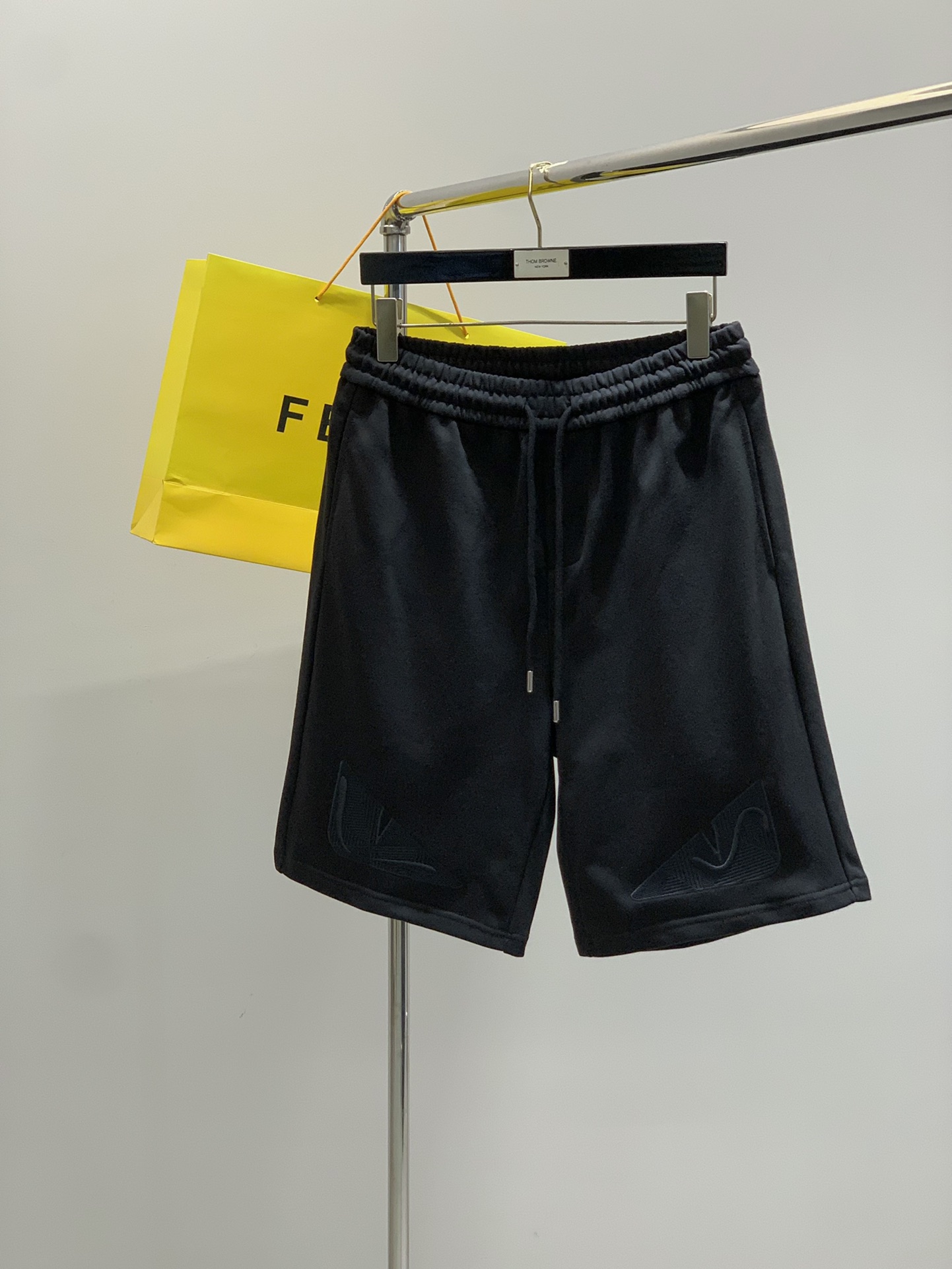 NO:424780,,FENDI Fendi, the latest summer products, special counters are available at the same time, original singles, fashionable casual shorts, imported original fabrics, unique design, comfortable and breathable upper body, top-grade embroidery craft letter pattern decoration logo, original hardware accessories decoration, extremely high grade, handsome upper body, 4 colors recommendation, code number XS-L,,fendi,fendi, shorts, alexander wang19860909,FENDI 芬迪,夏季最新品,专柜同步有售,原单狠货,时尚休闲短裤,进口原版面料,独特设计,上身舒适透气,顶级刺绣工艺字母图案装饰logo,原版五金辅料装饰,档次极高,上身帅气十足,4色推荐,码数XS-L,,fendi,fendi,shorts,alexander wang,Men's clothing