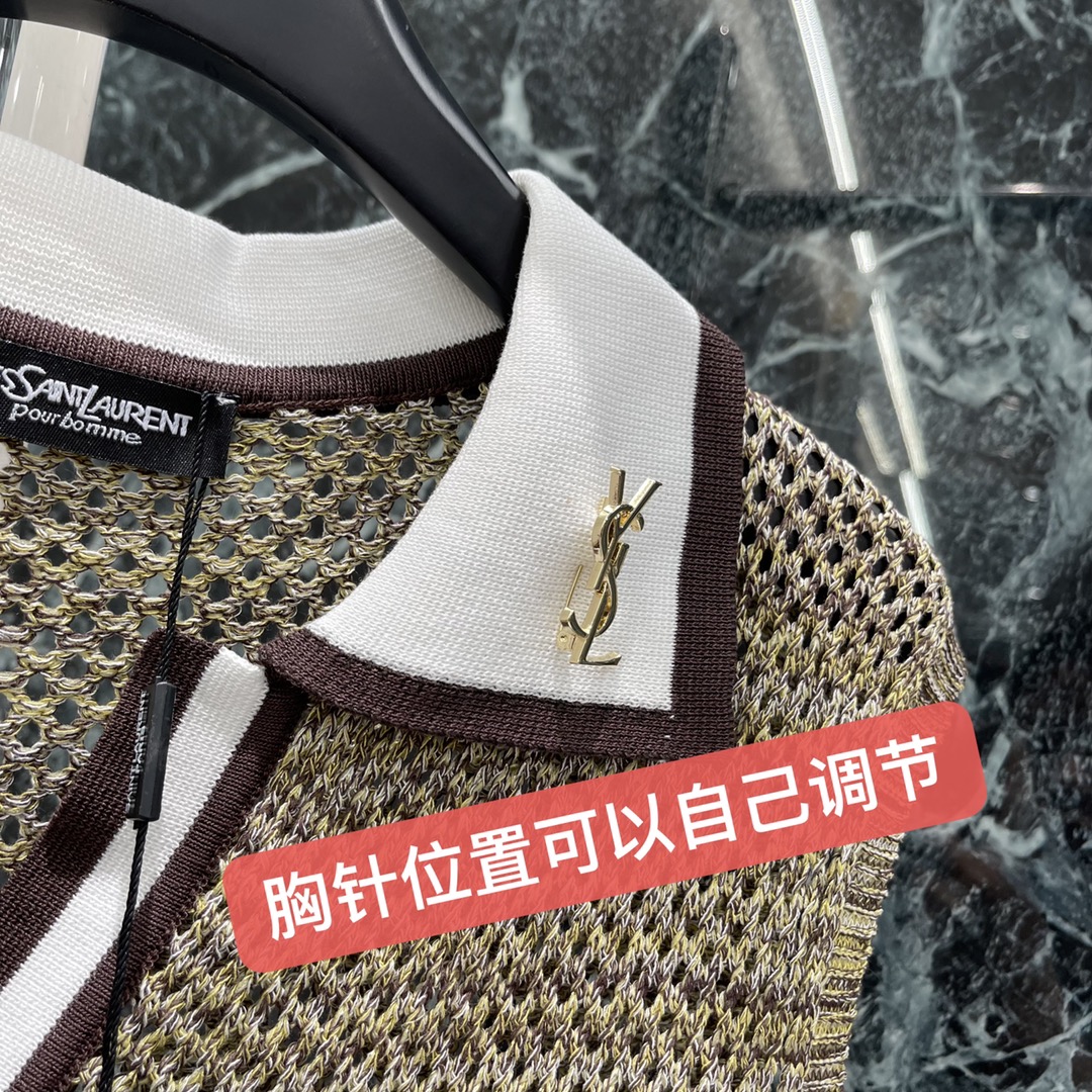 
圣罗兰 25早秋新款 翻领镂空针织背心 半开襟polo领设计双排领边条纹细节满分大身规整排列的竖坑条纹