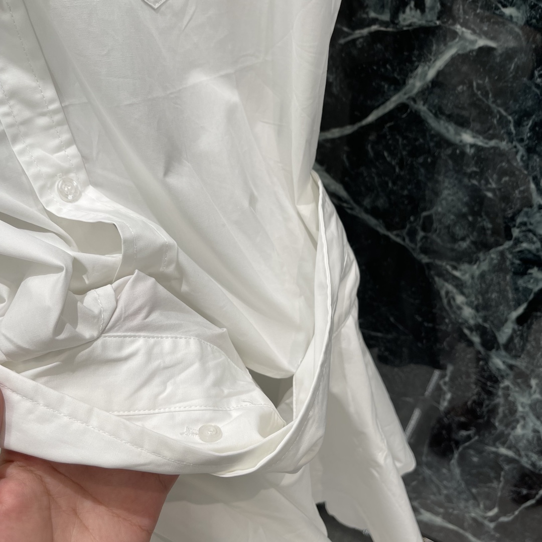 
大王 25早秋新款 不规则假两件连衣裙 超级重工的衬衫裙整个风格别出心裁充满个性宽肩小飞袖裙摆是假两件