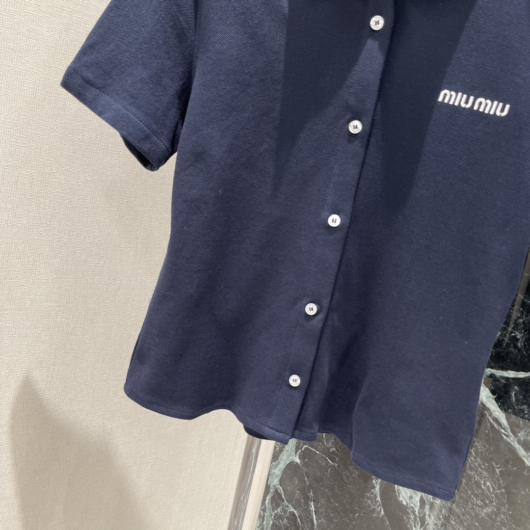 
Miu 25早秋新款 翻领短袖polo开衫 全开襟钮扣处理随意调节作开衫处理 胸前字母标识呼应低调彰显