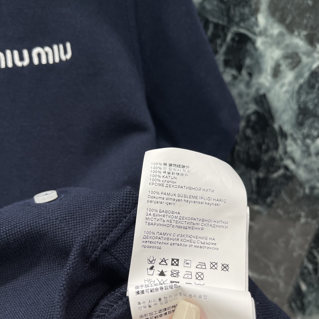 
Miu 25早秋新款 翻领短袖polo开衫 全开襟钮扣处理随意调节作开衫处理 胸前字母标识呼应低调彰显