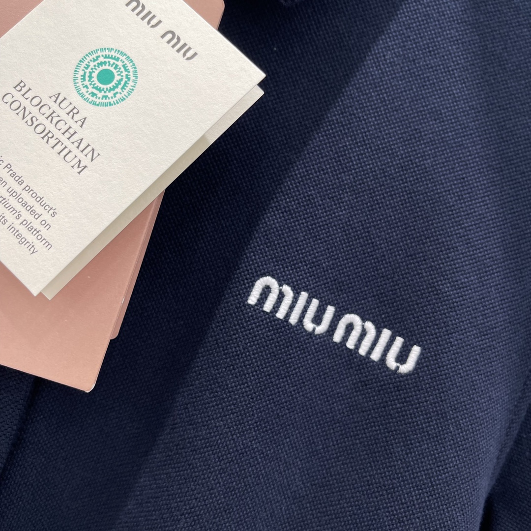 
Miu 25早秋新款 翻领短袖polo开衫 全开襟钮扣处理随意调节作开衫处理 胸前字母标识呼应低调彰显