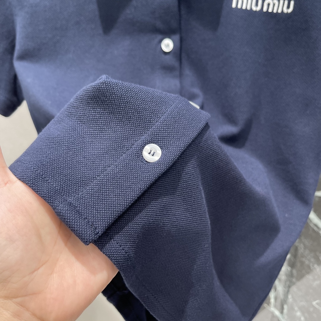 
Miu 25早秋新款 翻领短袖polo开衫 全开襟钮扣处理随意调节作开衫处理 胸前字母标识呼应低调彰显