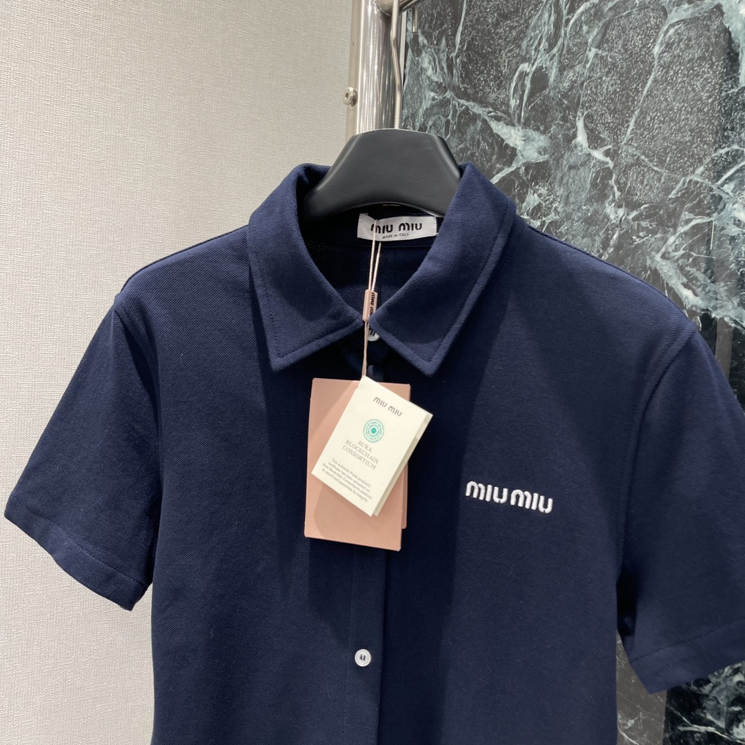 
Miu 25早秋新款 翻领短袖polo开衫 全开襟钮扣处理随意调节作开衫处理 胸前字母标识呼应低调彰显