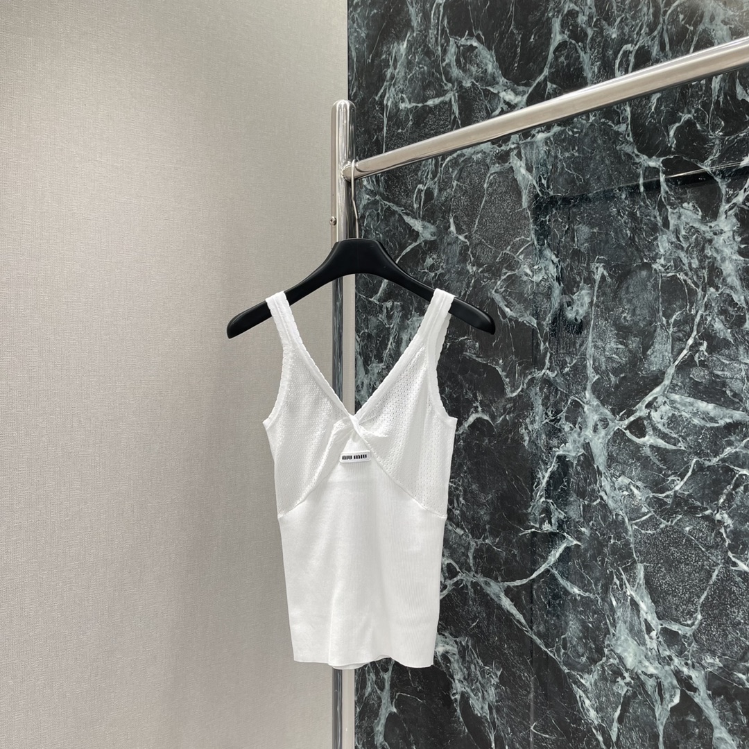 Miu 25早秋新款 细肩针织吊带背心 通体素色面料领口与胸前以白色花边勾勒 呼应字母徽标丰富设计层次突