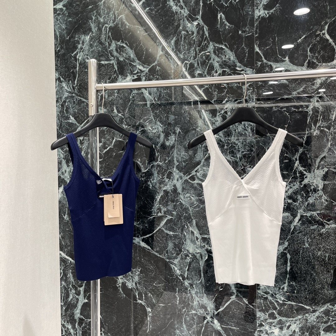 Miu 25早秋新款 细肩针织吊带背心 通体素色面料领口与胸前以白色花边勾勒 呼应字母徽标丰富设计层次突