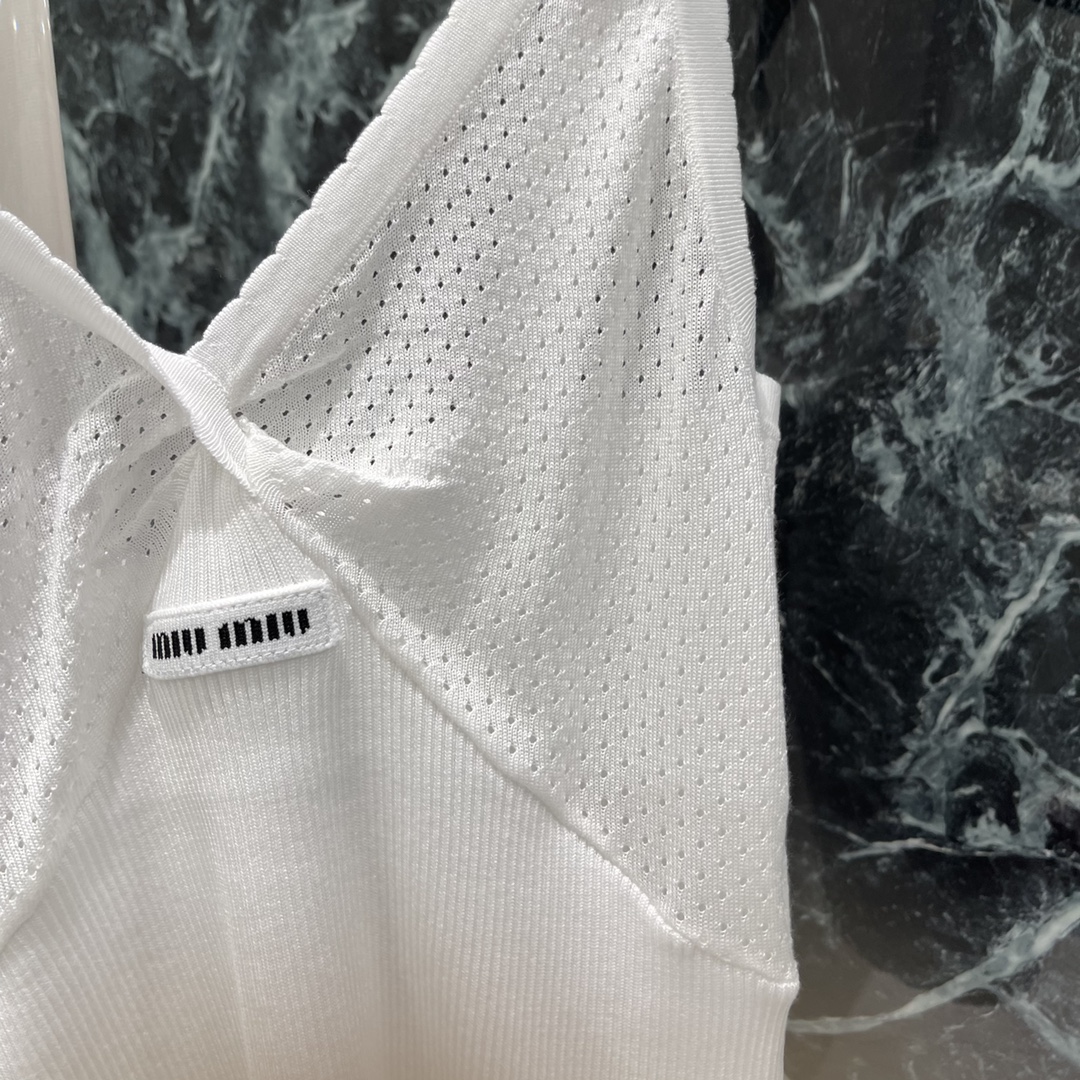 Miu 25早秋新款 细肩针织吊带背心 通体素色面料领口与胸前以白色花边勾勒 呼应字母徽标丰富设计层次突