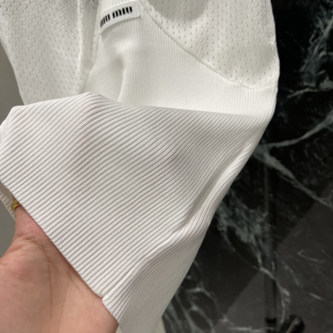 Miu 25早秋新款 细肩针织吊带背心 通体素色面料领口与胸前以白色花边勾勒 呼应字母徽标丰富设计层次突