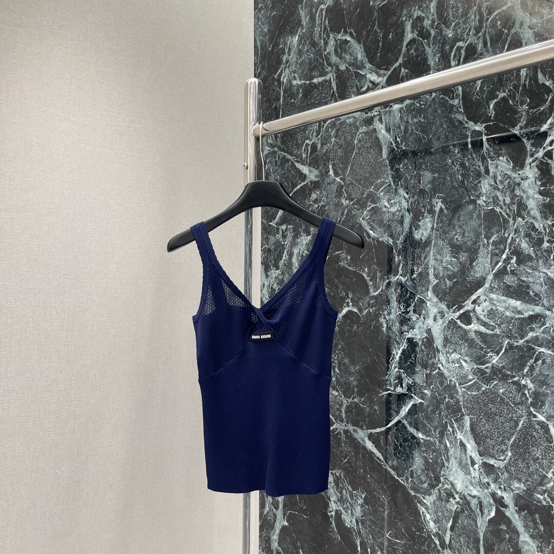 Miu 25早秋新款 细肩针织吊带背心 通体素色面料领口与胸前以白色花边勾勒 呼应字母徽标丰富设计层次突