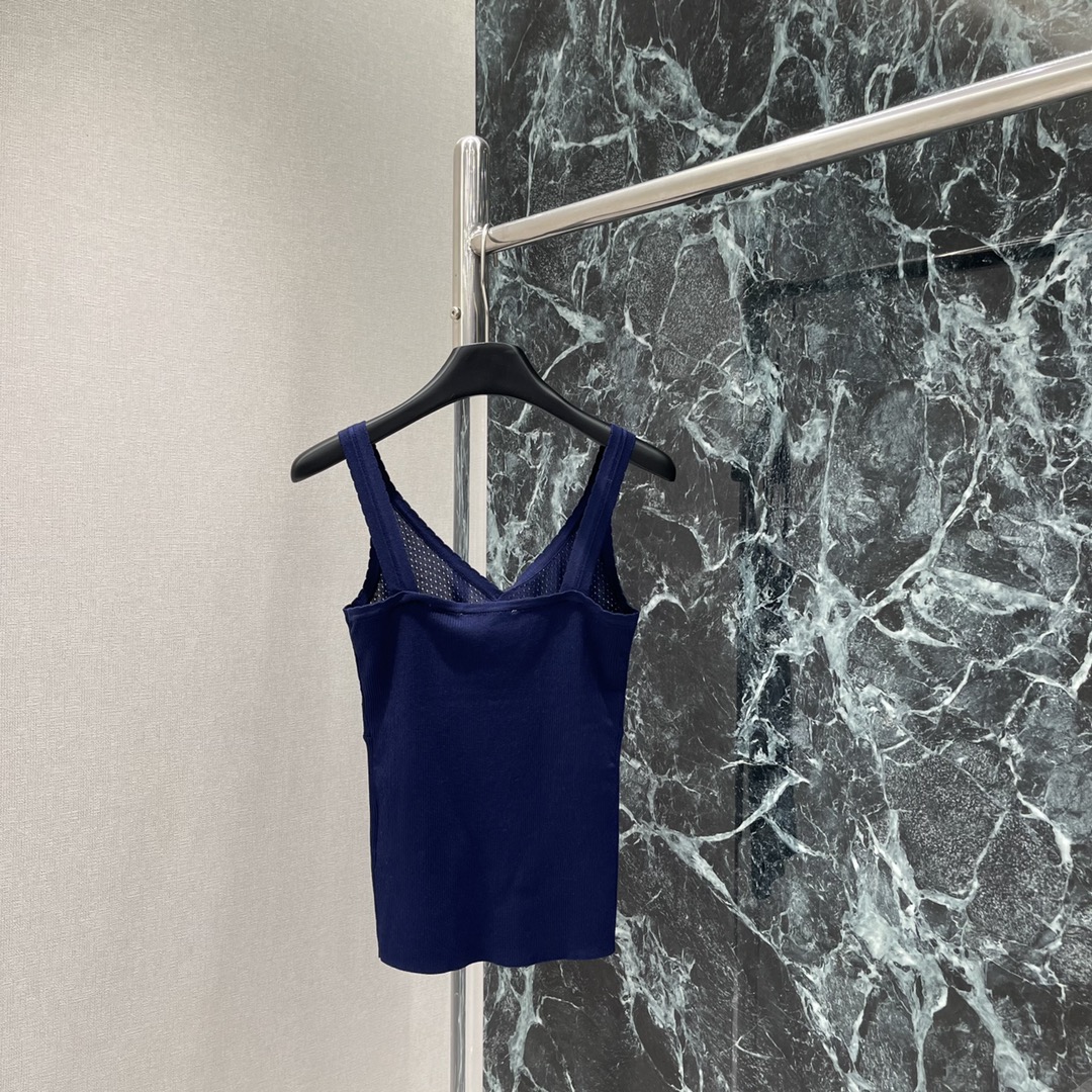 Miu 25早秋新款 细肩针织吊带背心 通体素色面料领口与胸前以白色花边勾勒 呼应字母徽标丰富设计层次突