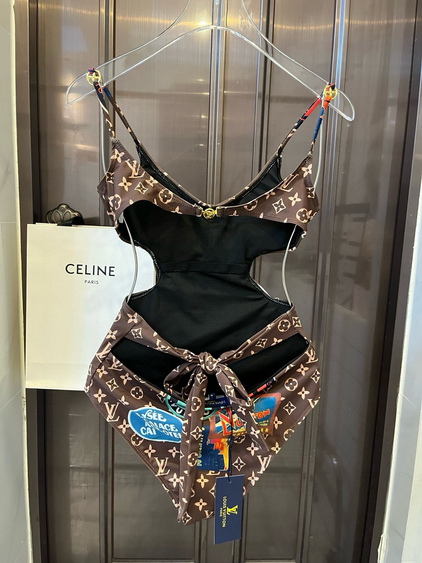 。
Lv路易威登新款连体泳衣  😍🥰适合多种场景的游泳衣🏊‍♀️海边 游泳池 温泉 水上乐园 漂流都可以
