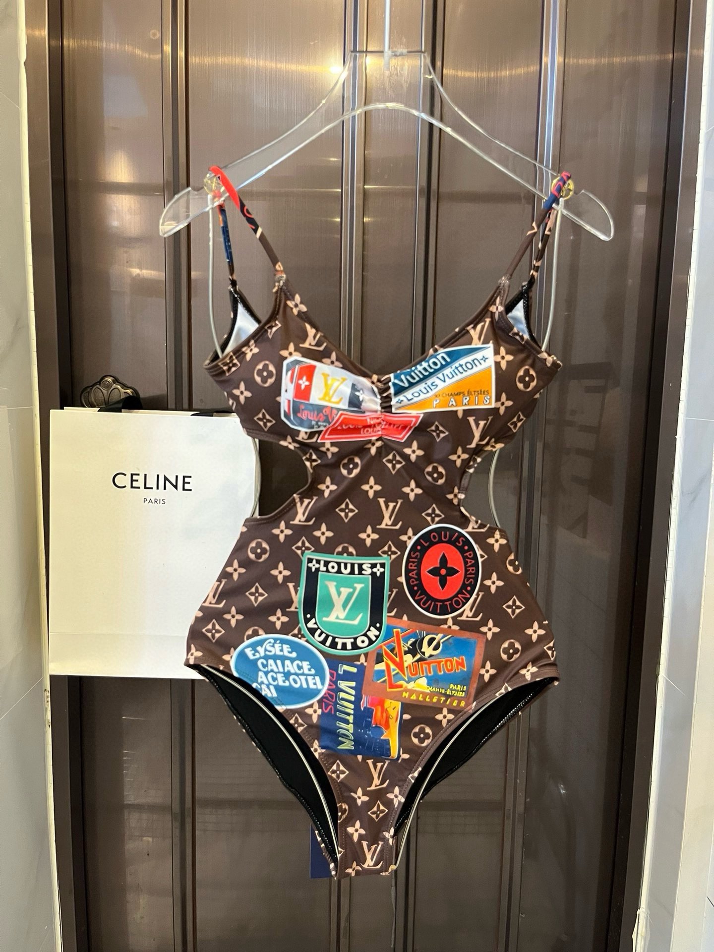 。
Lv路易威登新款连体泳衣  😍🥰适合多种场景的游泳衣🏊‍♀️海边 游泳池 温泉 水上乐园 漂流都可以