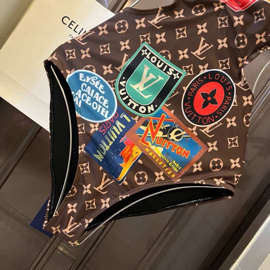 。
Lv路易威登新款连体泳衣  😍🥰适合多种场景的游泳衣🏊‍♀️海边 游泳池 温泉 水上乐园 漂流都可以