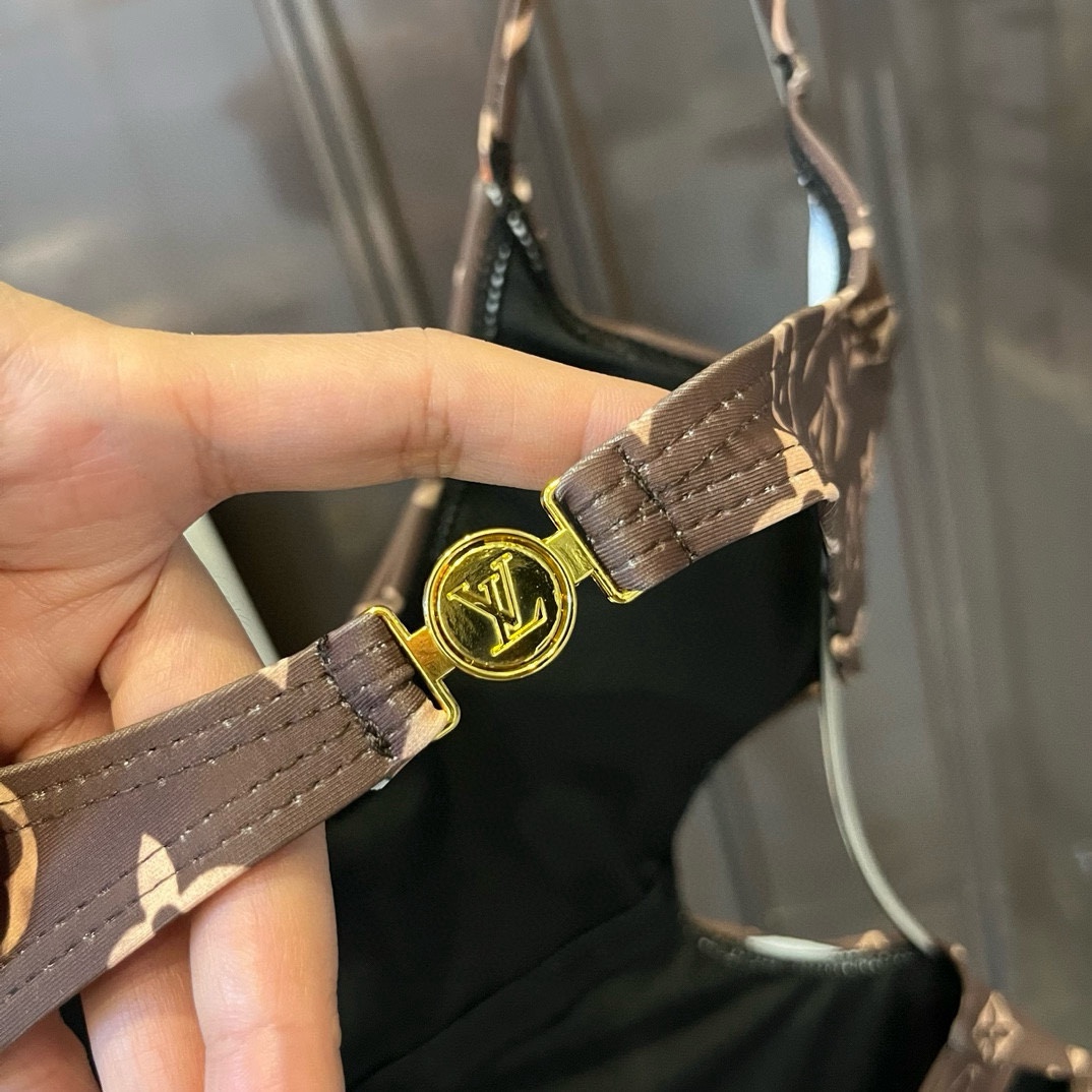 。
Lv路易威登新款连体泳衣  😍🥰适合多种场景的游泳衣🏊‍♀️海边 游泳池 温泉 水上乐园 漂流都可以