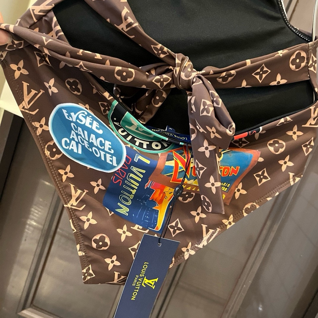 。
Lv路易威登新款连体泳衣  😍🥰适合多种场景的游泳衣🏊‍♀️海边 游泳池 温泉 水上乐园 漂流都可以