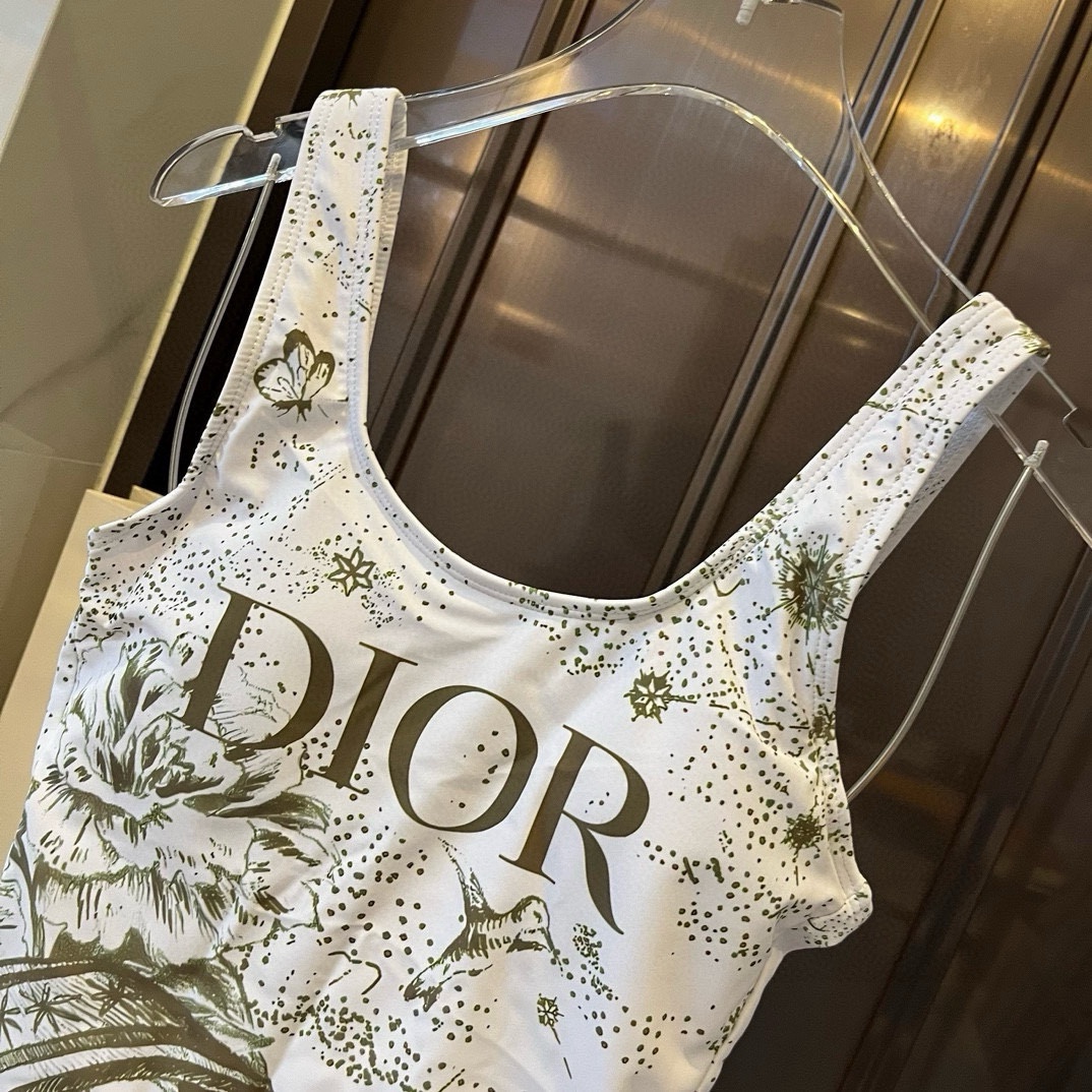 。
Dior迪奥连体泳衣👙❤️😍🥰适合多种场景的游泳衣🏊‍♀️海边 游泳池 温泉 水上乐园 漂流都可以😌