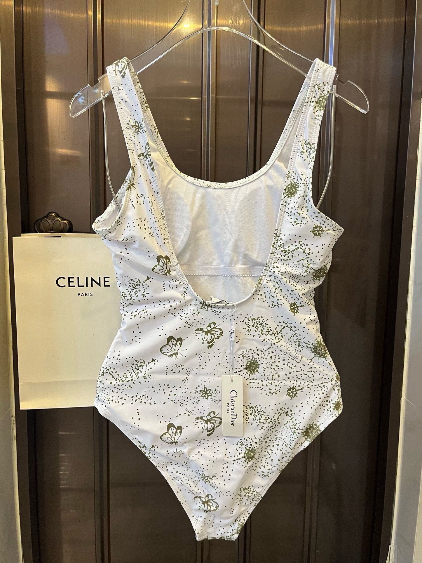 。
Dior迪奥连体泳衣👙❤️😍🥰适合多种场景的游泳衣🏊‍♀️海边 游泳池 温泉 水上乐园 漂流都可以😌