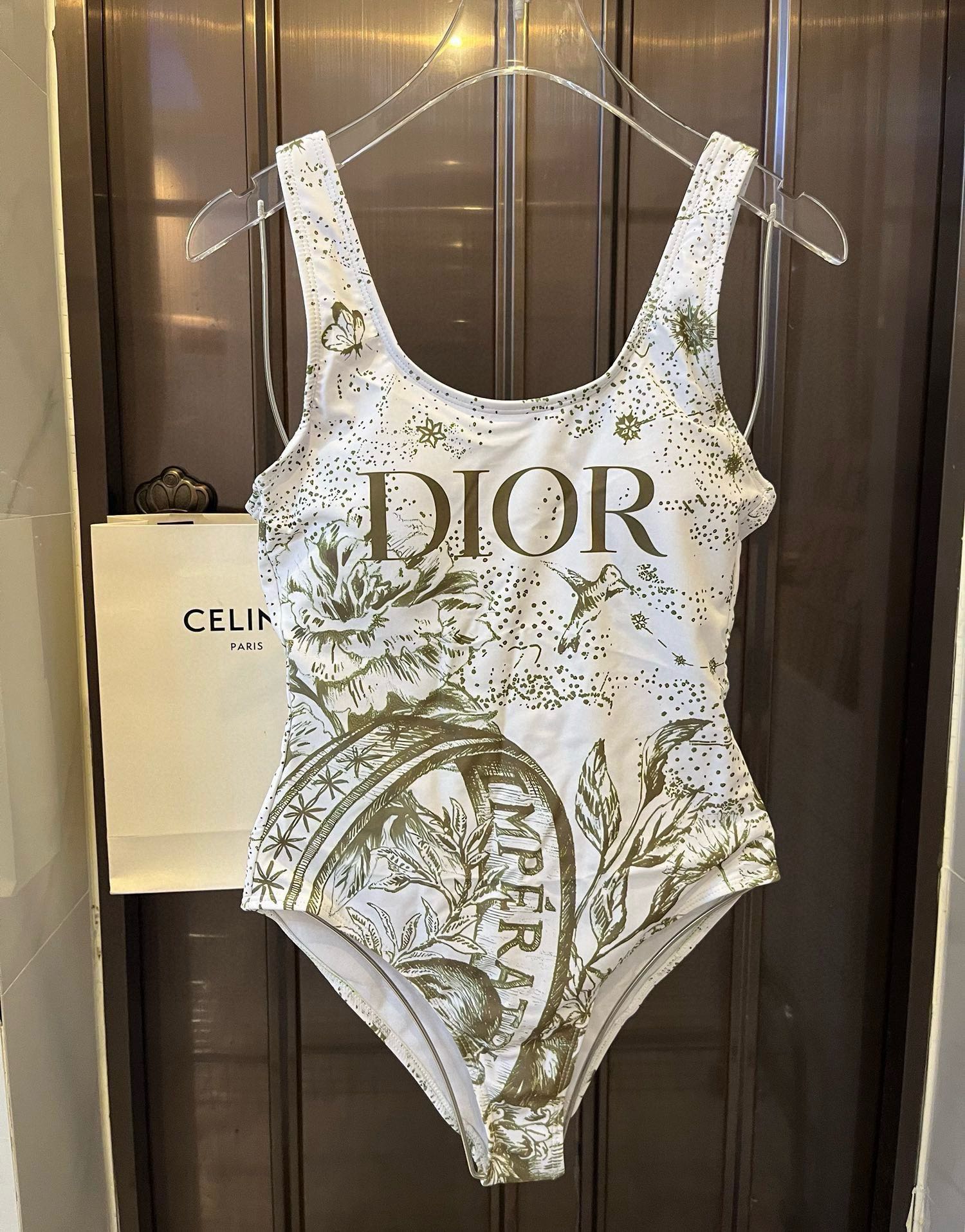 。
Dior迪奥连体泳衣👙❤️😍🥰适合多种场景的游泳衣🏊‍♀️海边 游泳池 温泉 水上乐园 漂流都可以😌