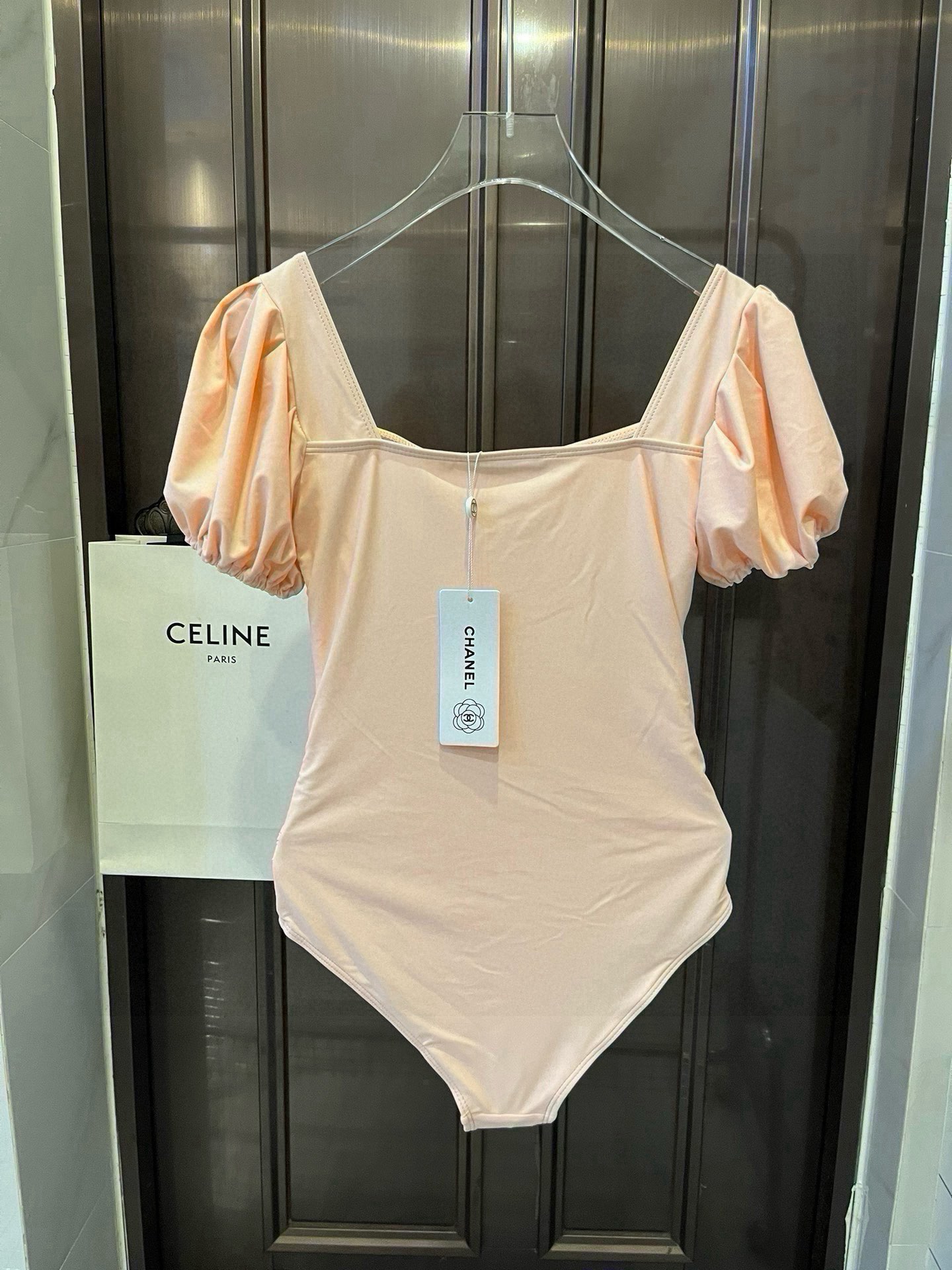 。
Chanel香奈儿 灯笼袖连体泳衣 😍🥰适合多种场景的游泳衣🏊‍♀️海边 游泳池 温泉 水上乐园 漂