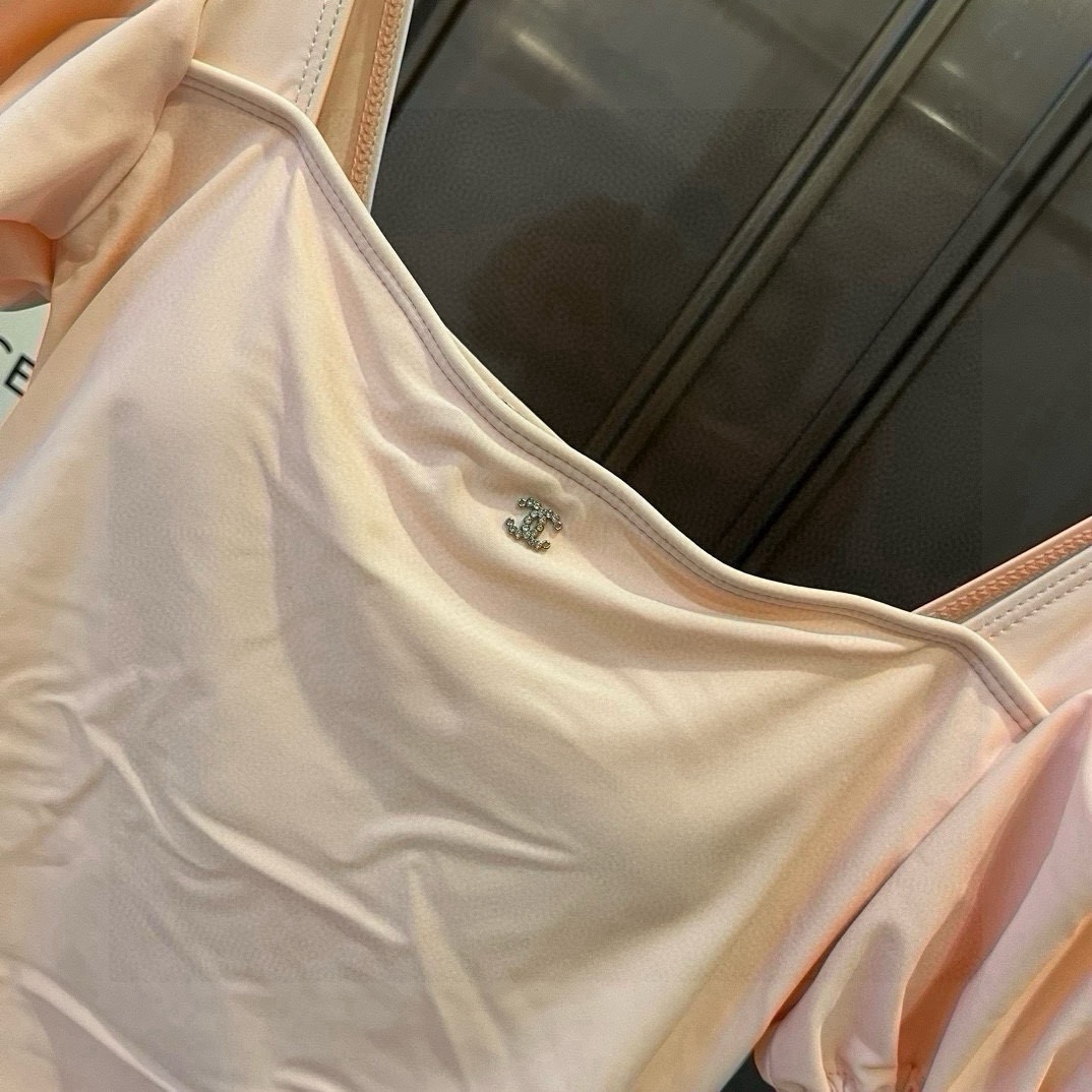 。
Chanel香奈儿 灯笼袖连体泳衣 😍🥰适合多种场景的游泳衣🏊‍♀️海边 游泳池 温泉 水上乐园 漂