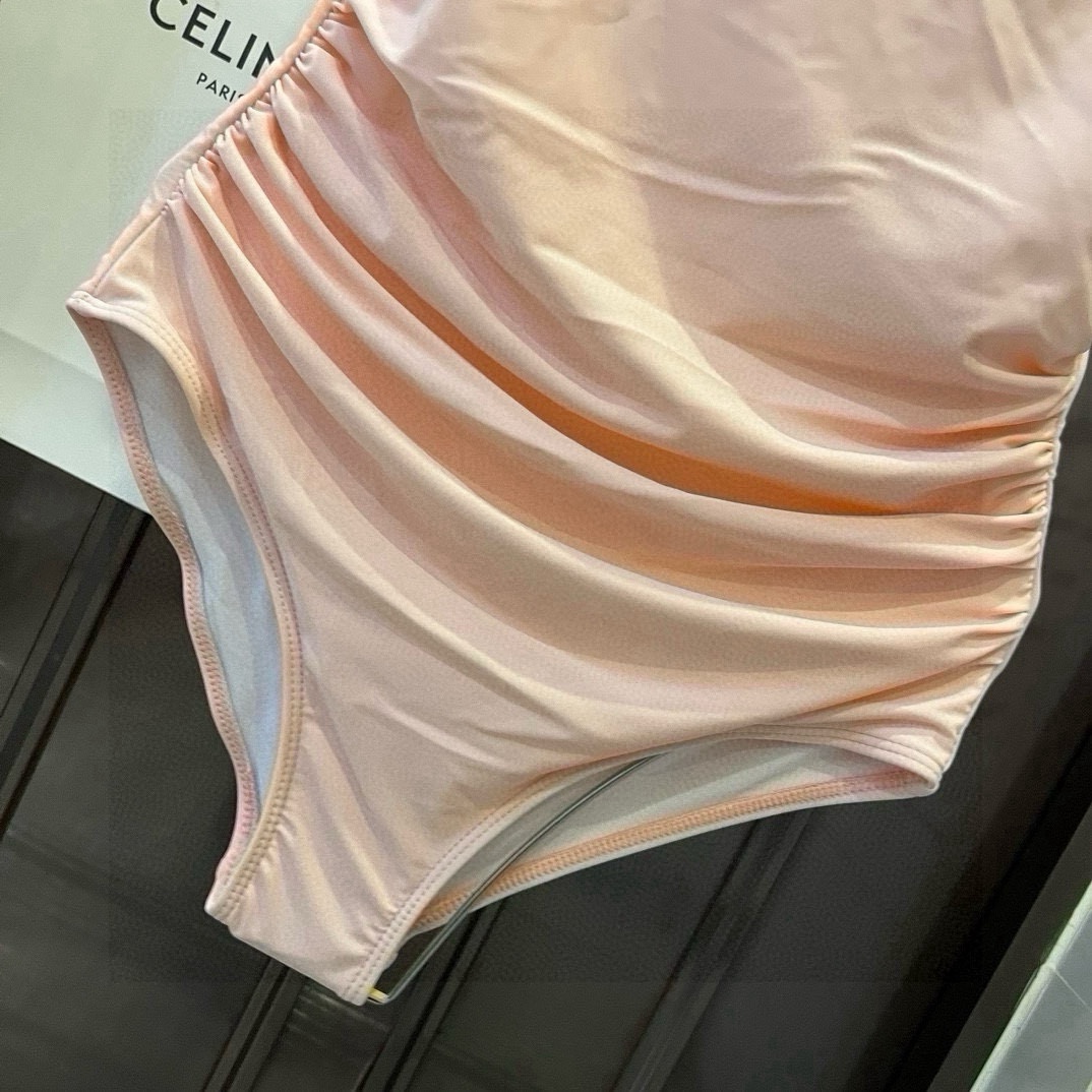 。
Chanel香奈儿 灯笼袖连体泳衣 😍🥰适合多种场景的游泳衣🏊‍♀️海边 游泳池 温泉 水上乐园 漂
