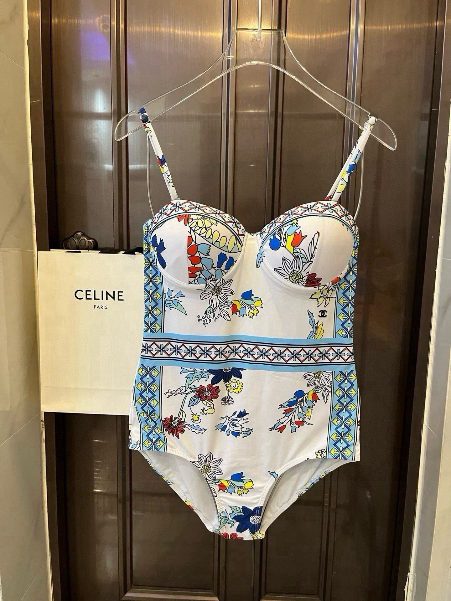 。
Chanel香奈儿新款带钢圈连体泳衣  😍🥰适合多种场景的游泳衣🏊‍♀️海边 游泳池 温泉 水上乐园