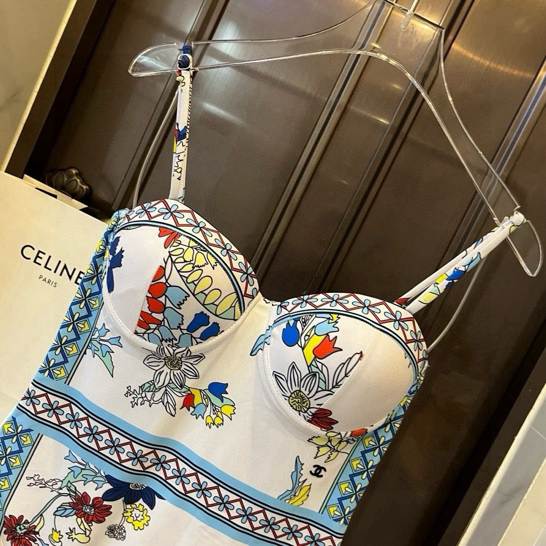 。
Chanel香奈儿新款带钢圈连体泳衣  😍🥰适合多种场景的游泳衣🏊‍♀️海边 游泳池 温泉 水上乐园