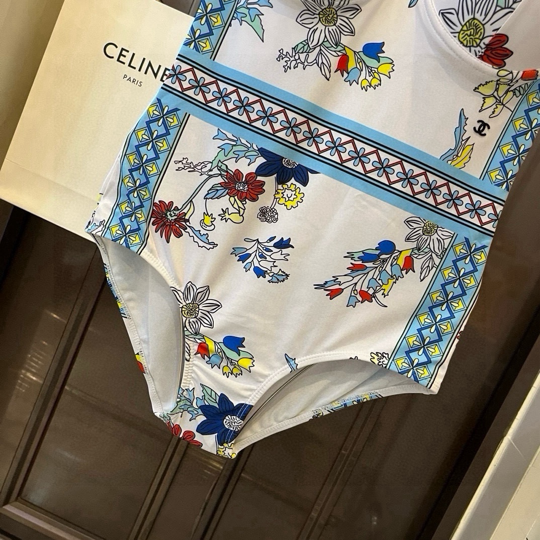 。
Chanel香奈儿新款带钢圈连体泳衣  😍🥰适合多种场景的游泳衣🏊‍♀️海边 游泳池 温泉 水上乐园