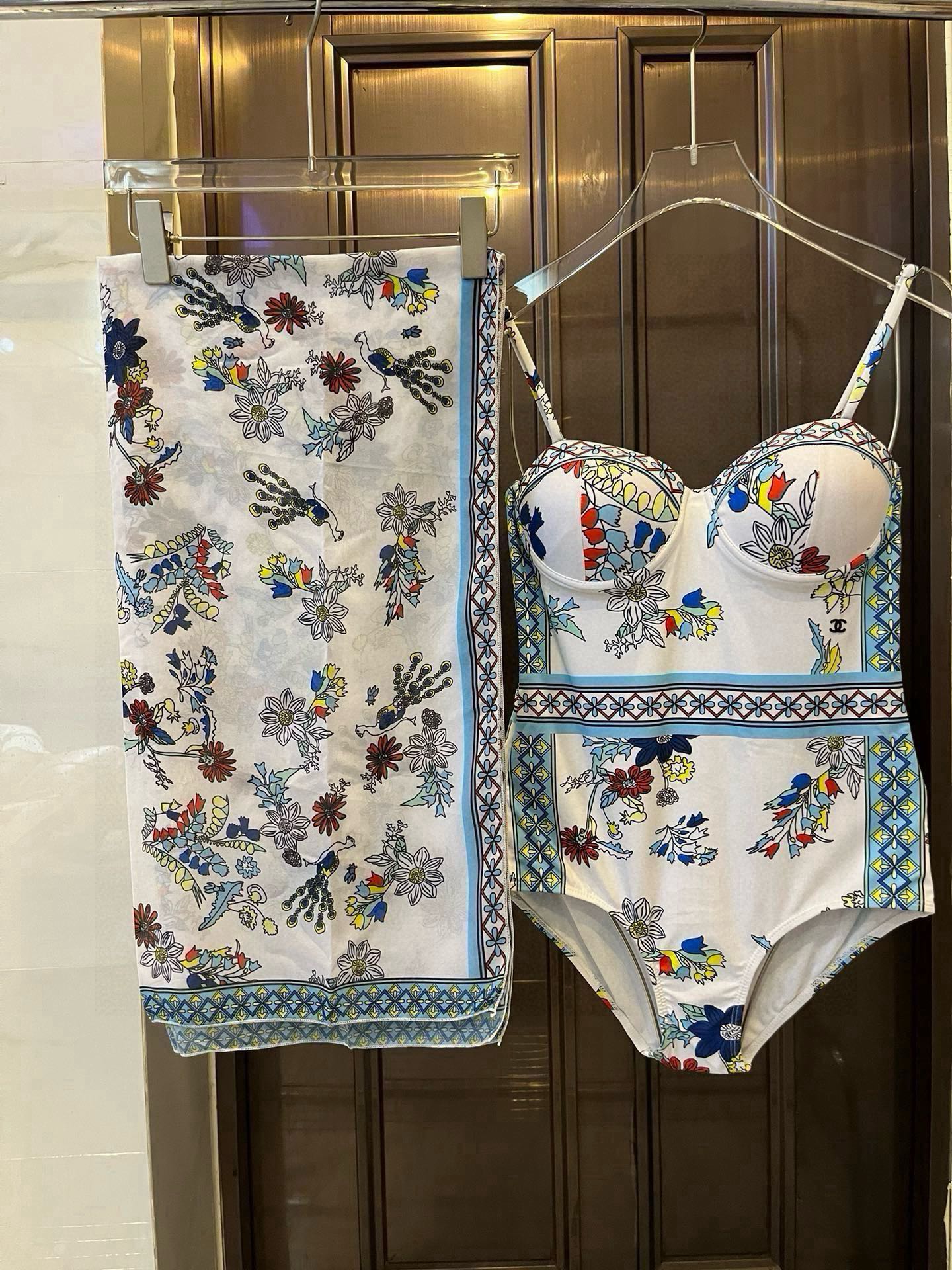 。
Chanel香奈儿新款带钢圈连体泳衣  😍🥰适合多种场景的游泳衣🏊‍♀️海边 游泳池 温泉 水上乐园